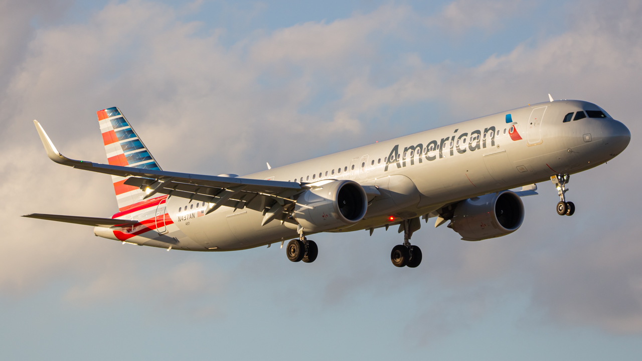 Full size: American Airlines Airbus A321NEO N437AN at Miami International Airport