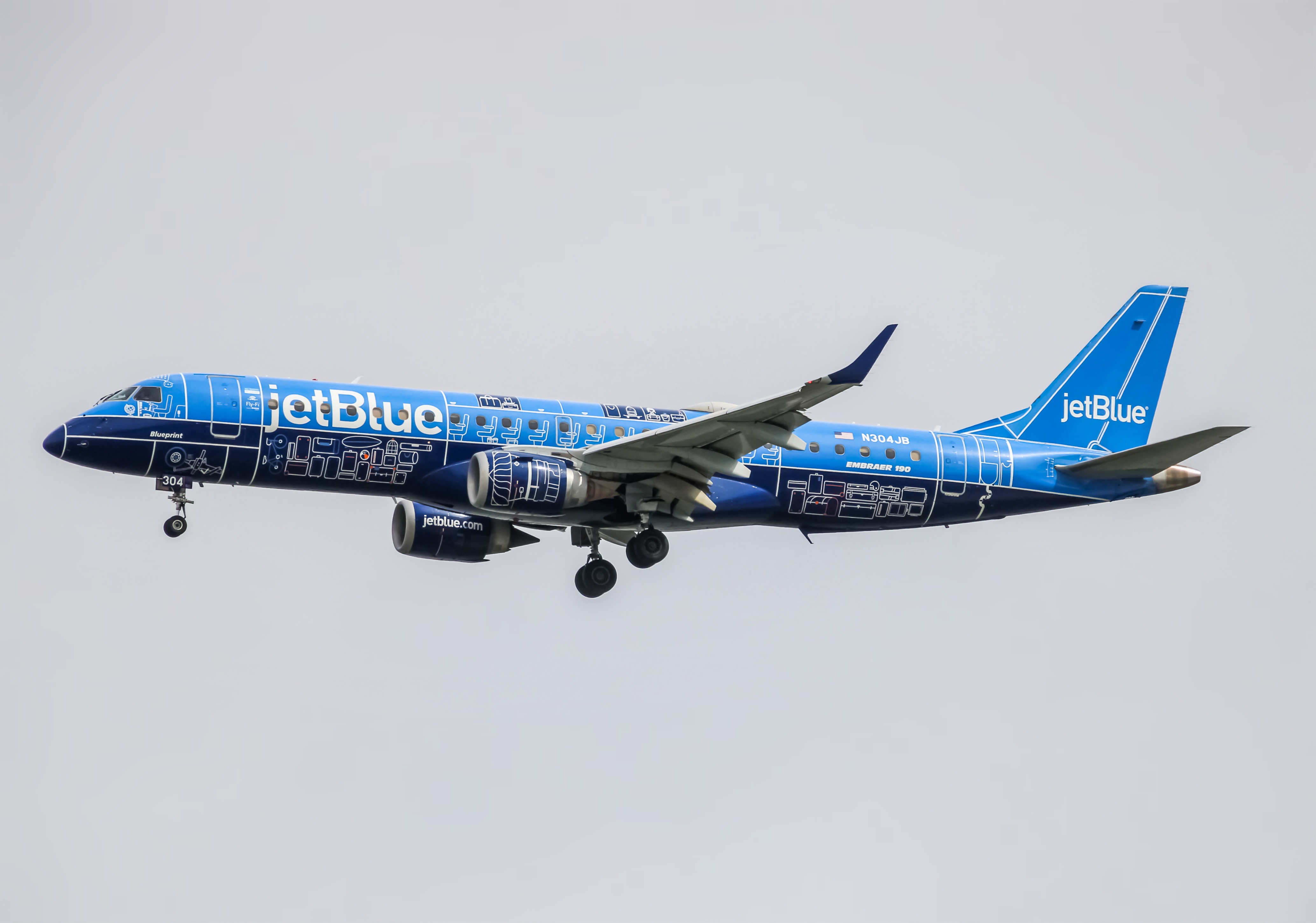 Full size: JetBlue Airways Embraer E190 N304JB at Ronald Reagan National Airport