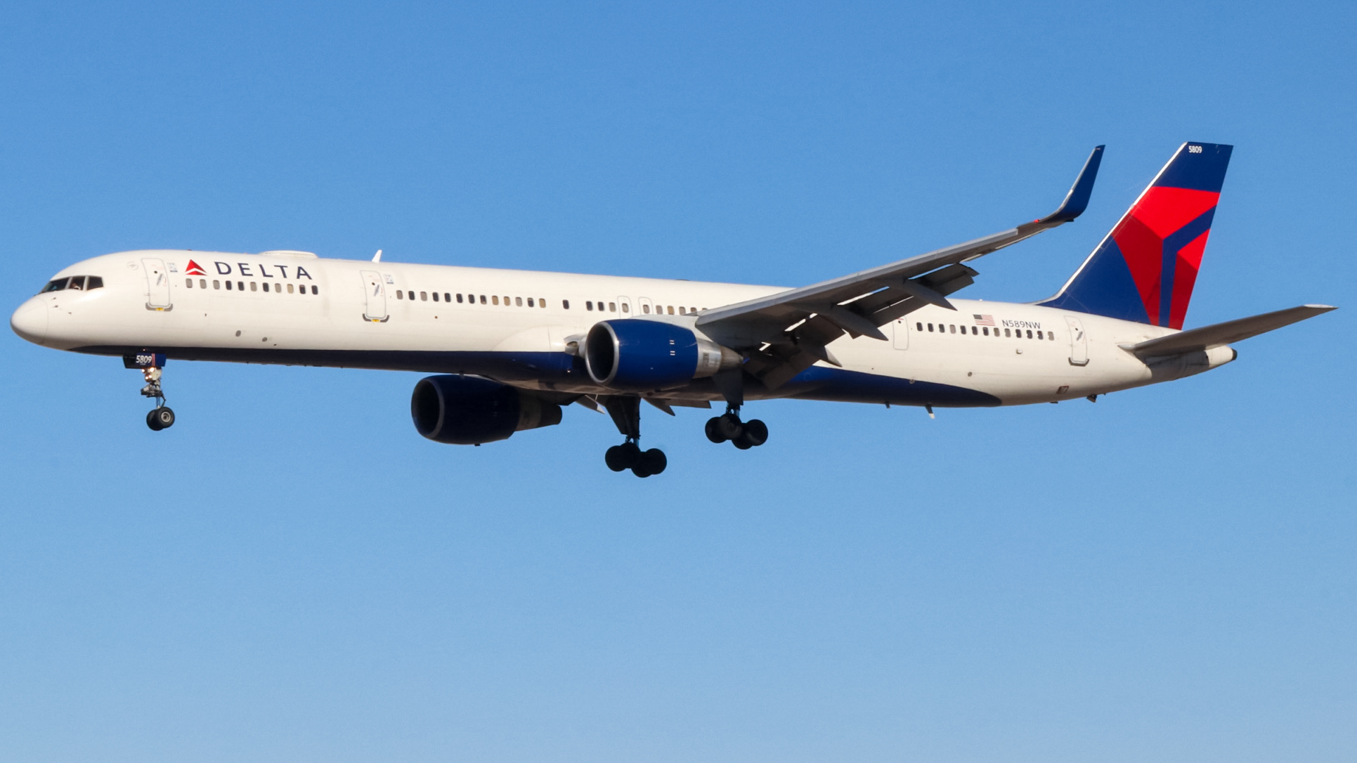 Full size: Delta Airlines Boeing 757-300 N589NW at Harry Reid International Airport