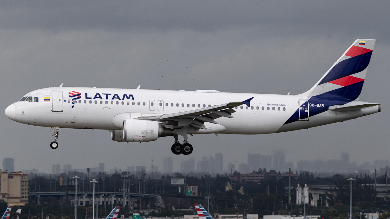 Full size: LATAM Airbus A320 CC-BAR at Miami International Airport