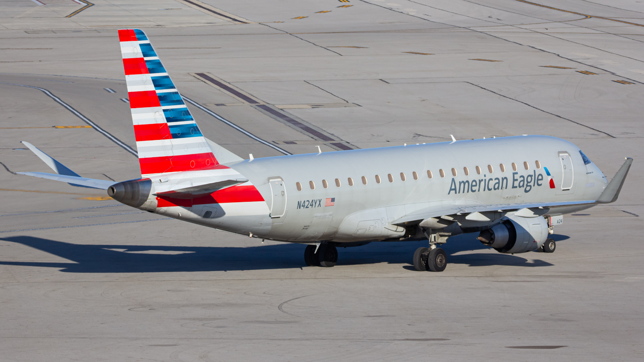 Full size: American Eagle Embraer E175 N424YX at John Glenn Columbus International Airport