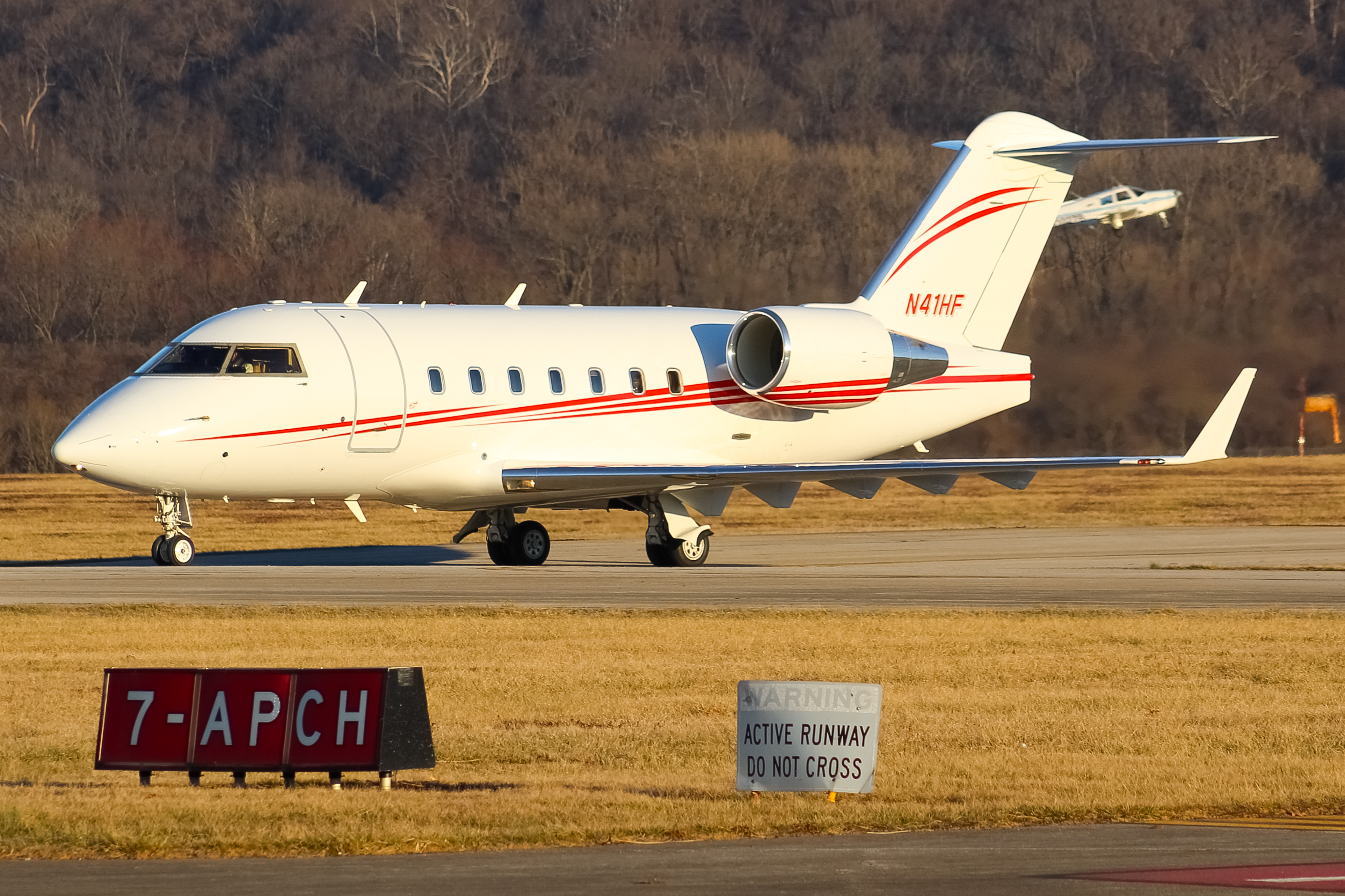 Full size: PRIVATE Bombardier Challenger 604  N41HF at Cincinnati Municipal Airport/Lunken Field