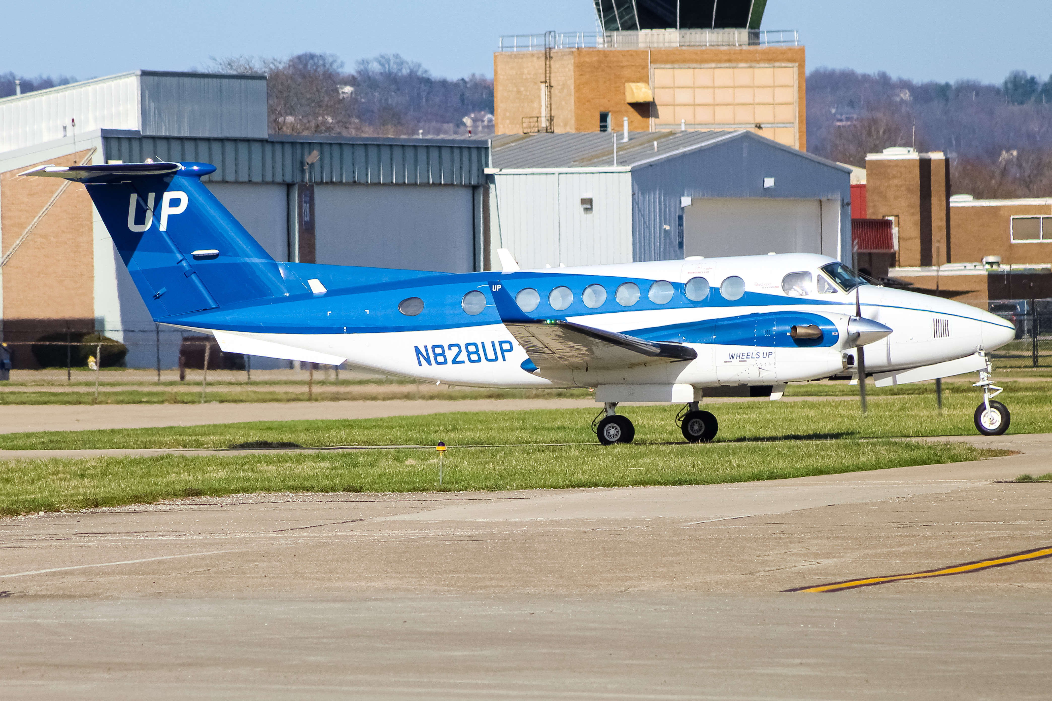 Full size: Wheels Up Beechcraft King Air 350 N828UP at Cincinnati Municipal Airport/Lunken Field