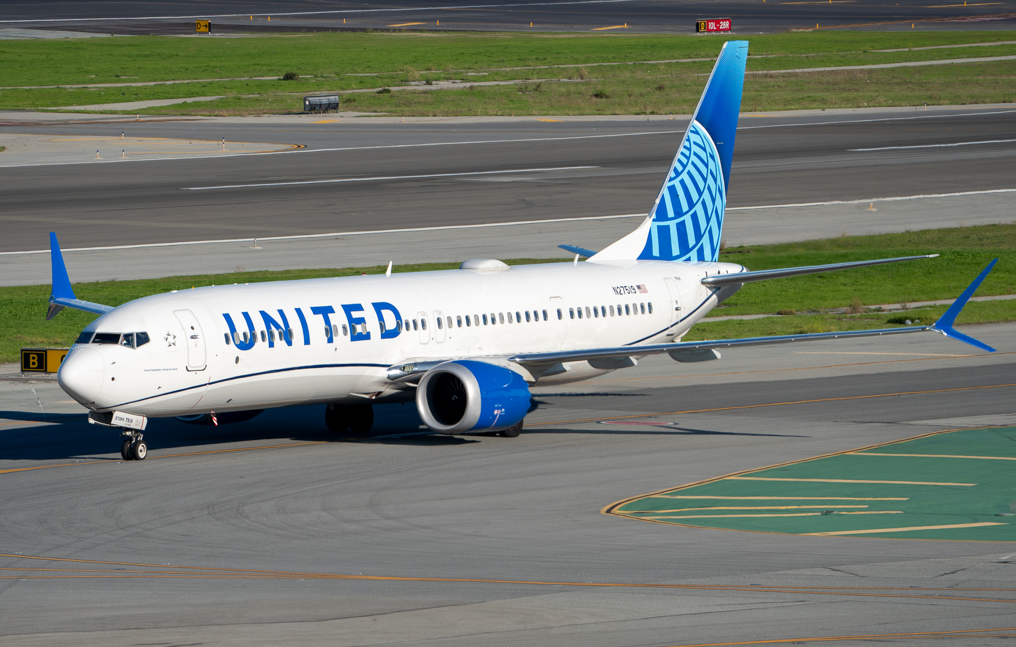 Full size: United Airlines Boeing 737 MAX 9 N27519 at San Francisco International Airport