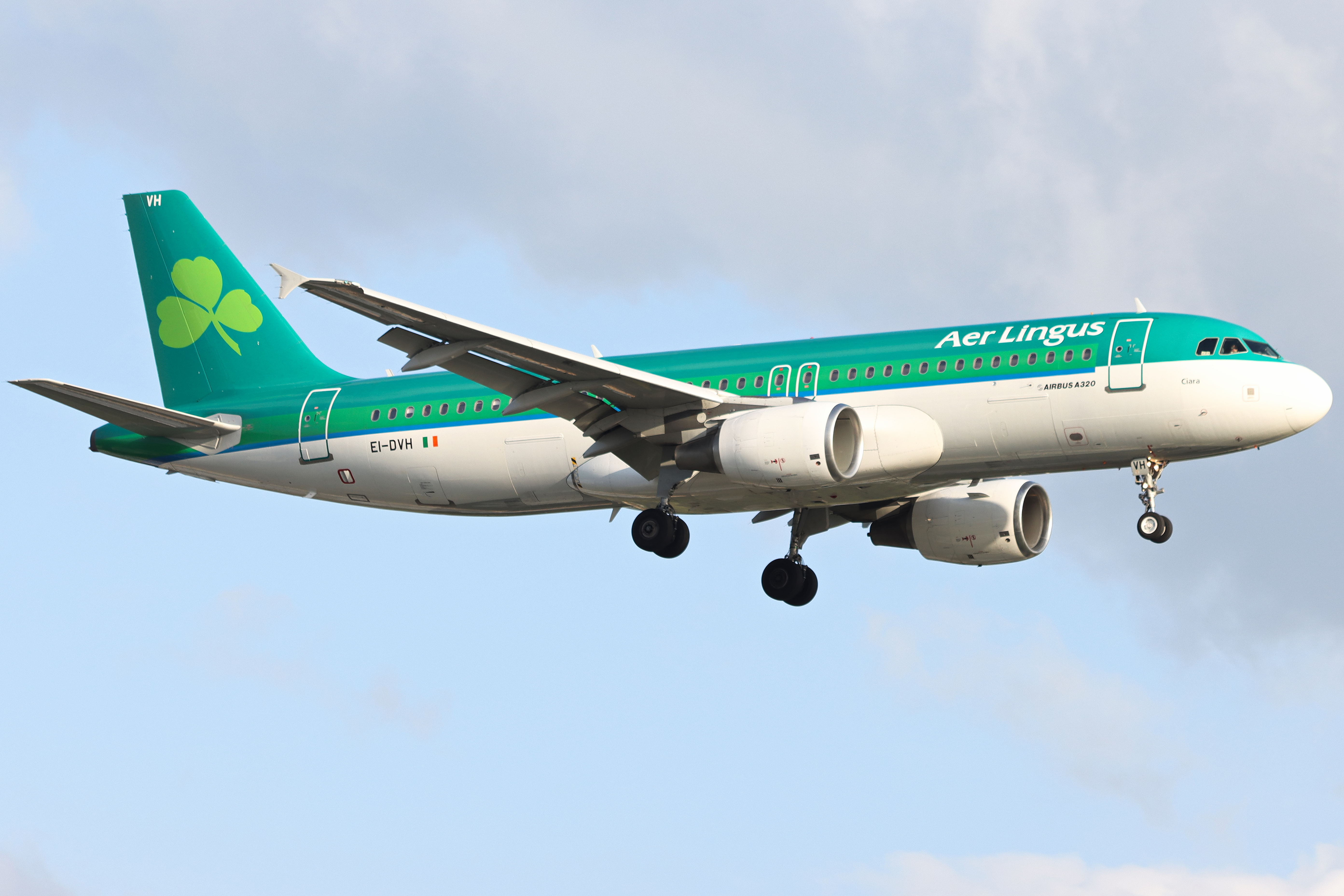 Full size: Aer Lingus Airbus A320 EI-DVH at London Heathrow International Airport