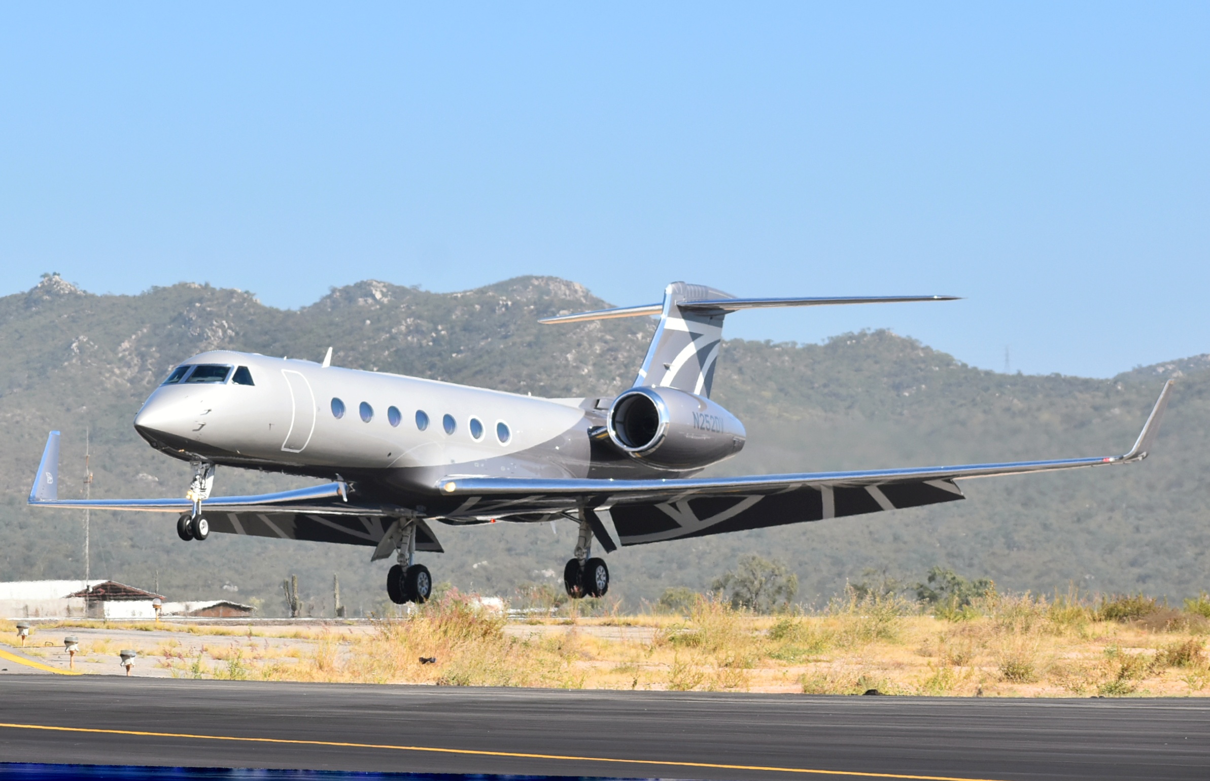 Full size: PRIVATE Gulfstream G550 N252DY at Aeropuerto de Cabo San Lucas Internacional
