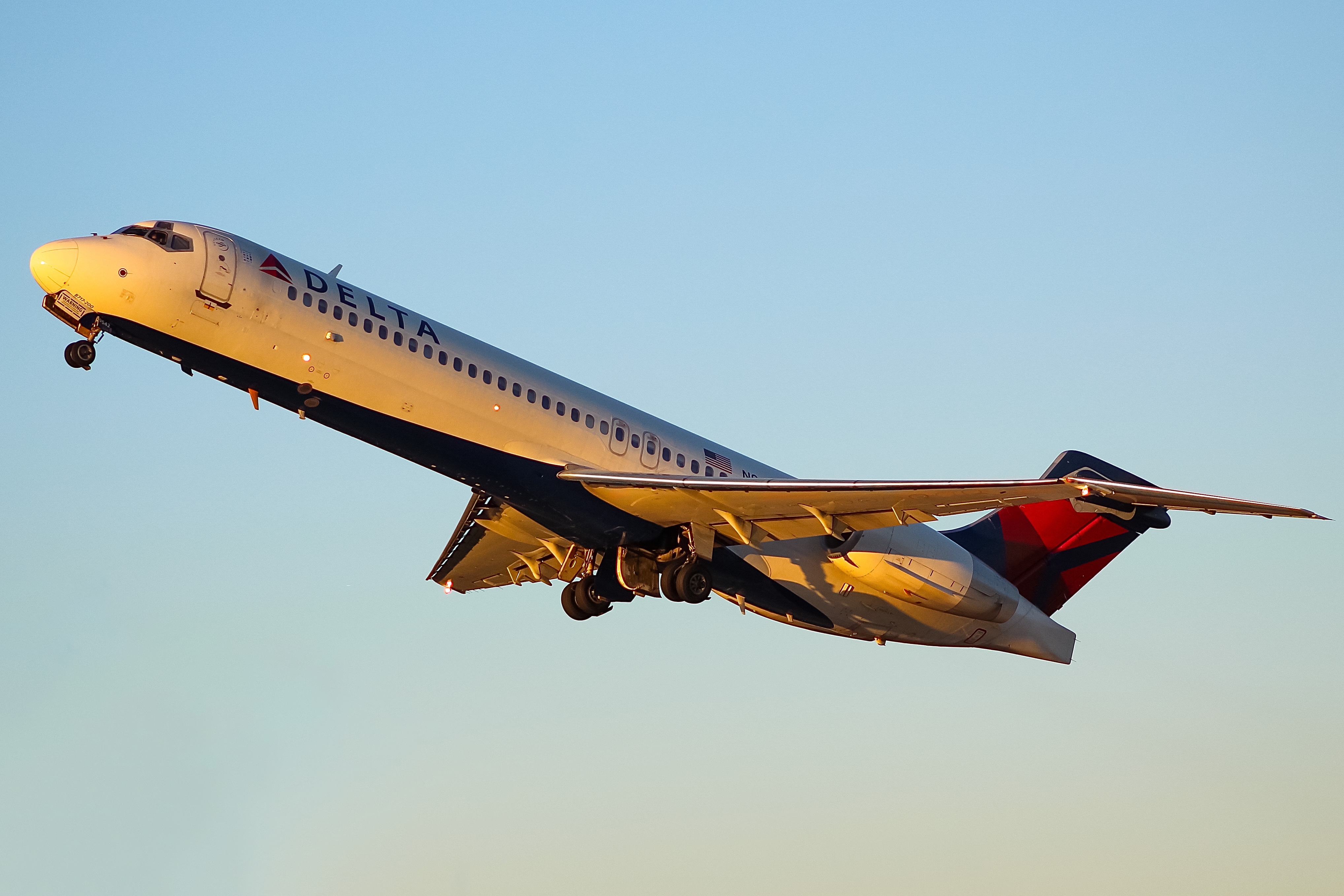 Full size: Delta Airlines Boeing 717-200 N996AT at General Mitchell International Airport