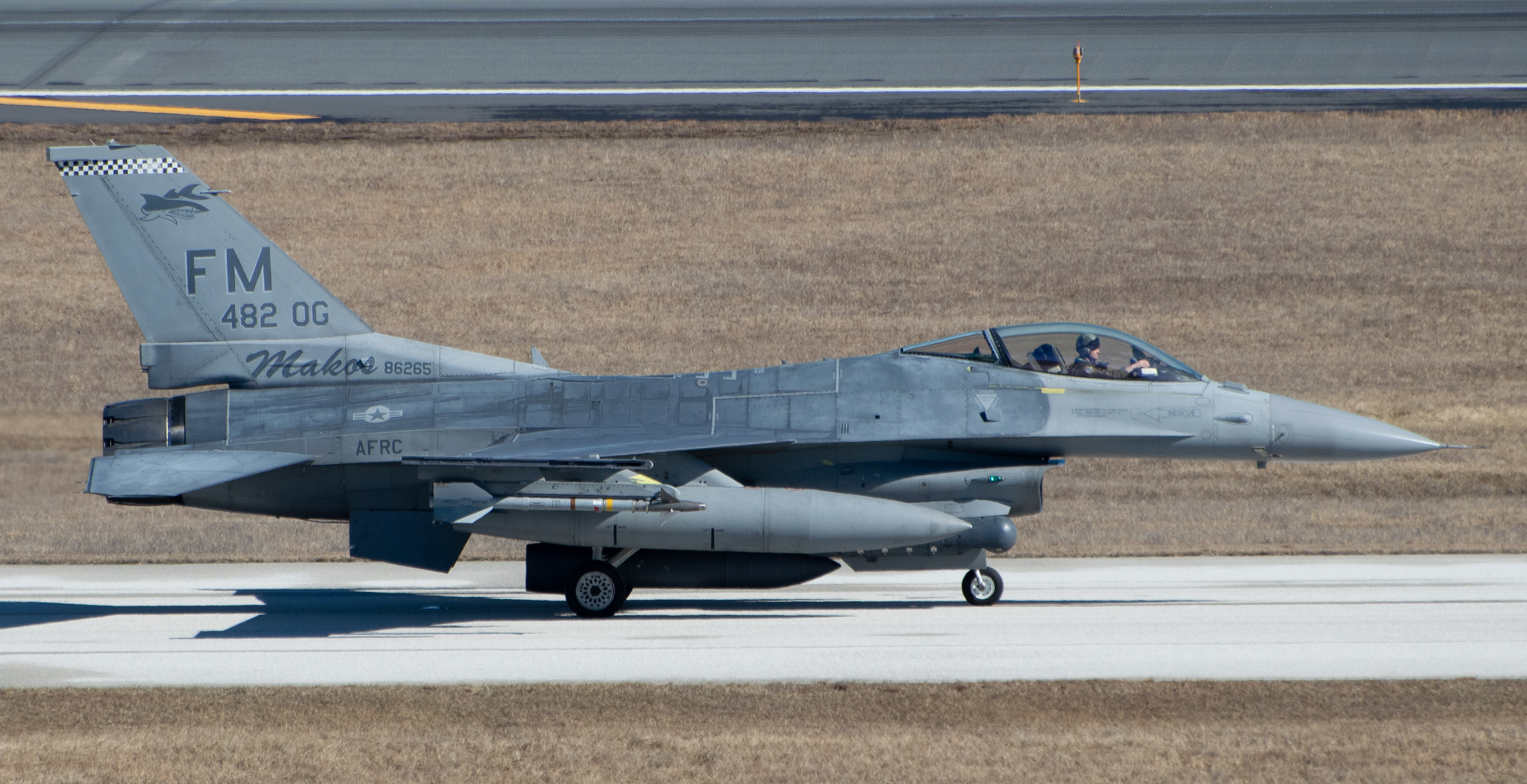 Full size: USAF - United States Air Force General Dynamics F-16 Fighting Falcon 86-0265 at Atlantic City International Airport
