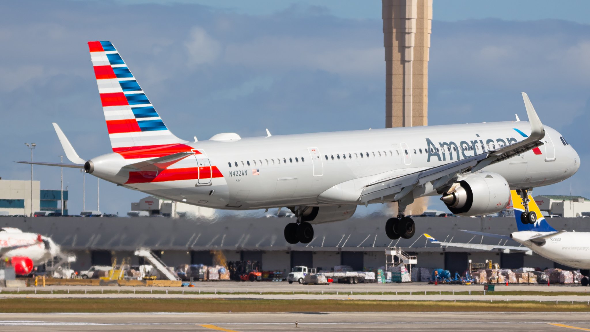 Full size: American Airlines Airbus A321NEO N422AN at Miami International Airport