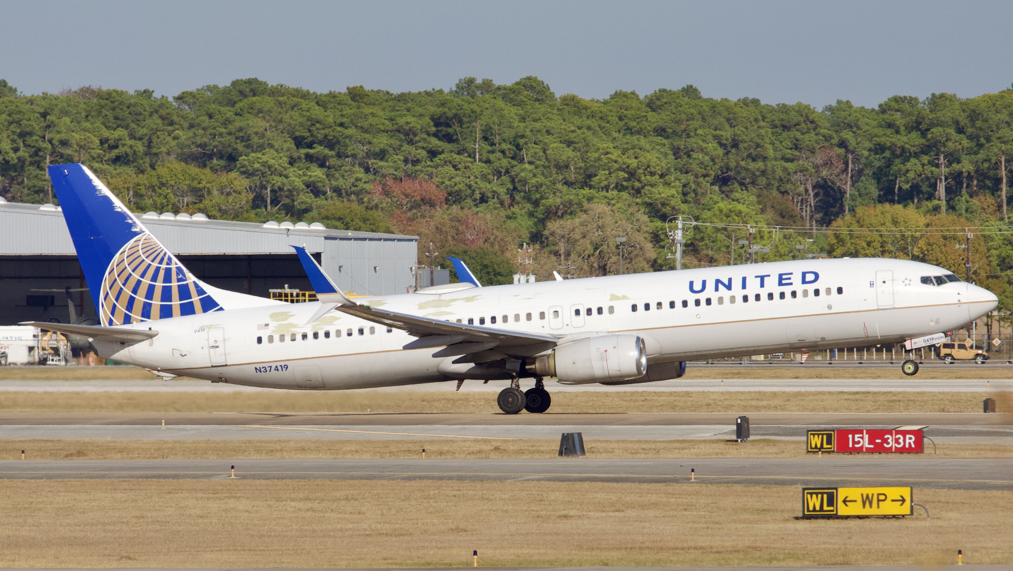 Full size: United Airlines Boeing 737-900ER N37419 at Houston-George Bush Intercontinental Airport