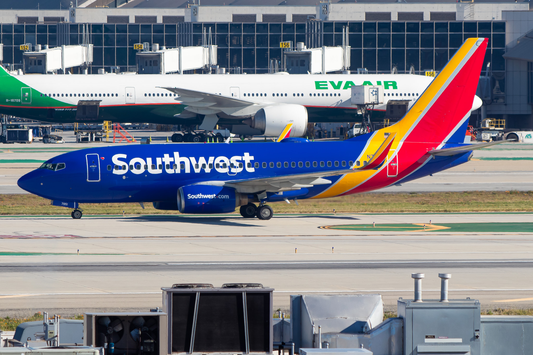 Full size: Southwest Airlines Boeing 737-700 N7851A at Los Angeles International Airport