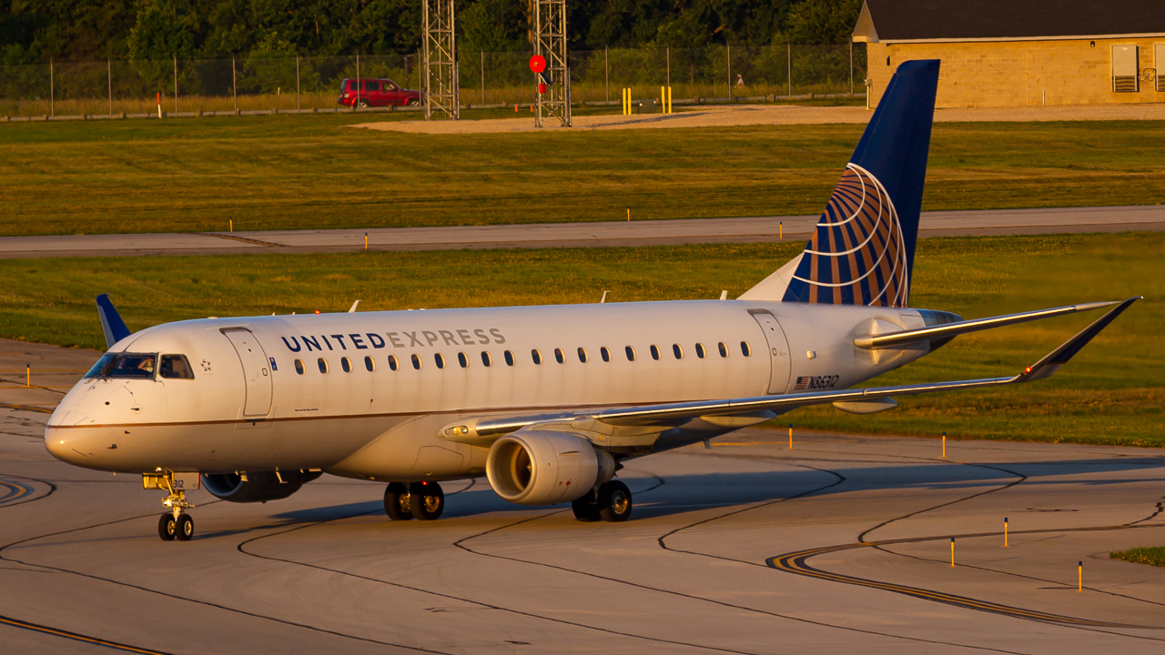 Full size: United Express Embraer E175 N86312 at John Glenn Columbus International Airport