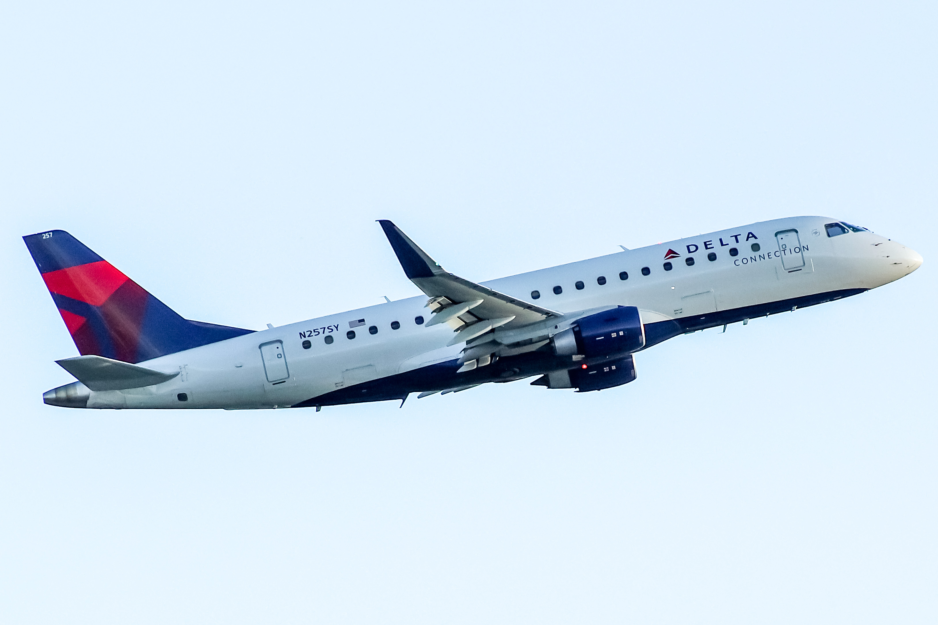 Full size: Delta Connection Embraer E175 N257SY at General Mitchell International Airport