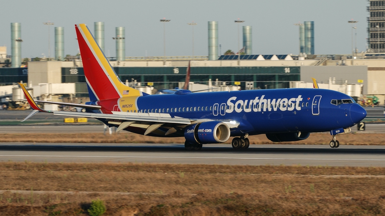 Full size: Southwest Airlines Boeing 737-800 N8525S at Los Angeles International Airport
