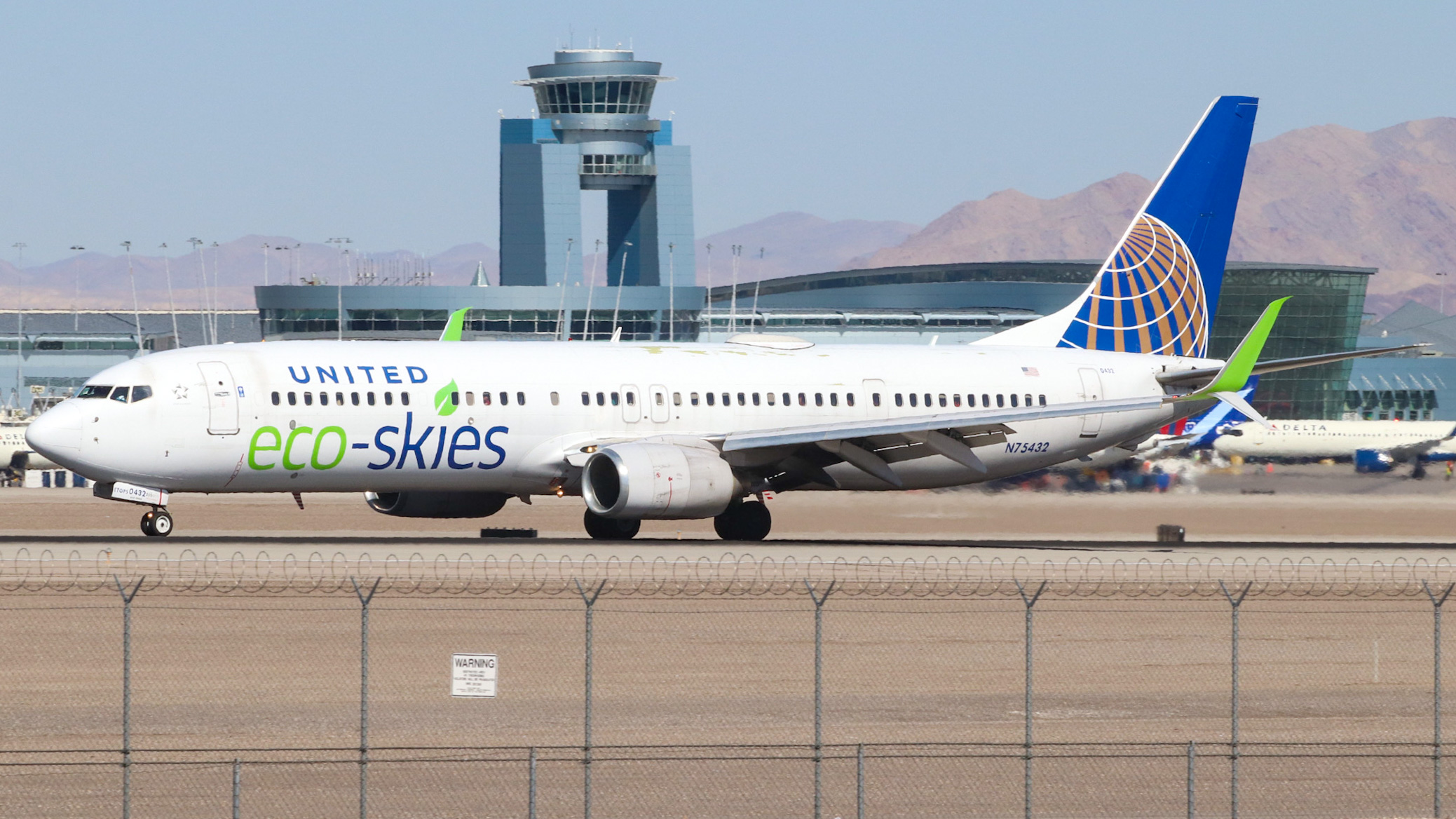Full size: United Airlines Boeing 737-900 N75432 at Harry Reid International Airport