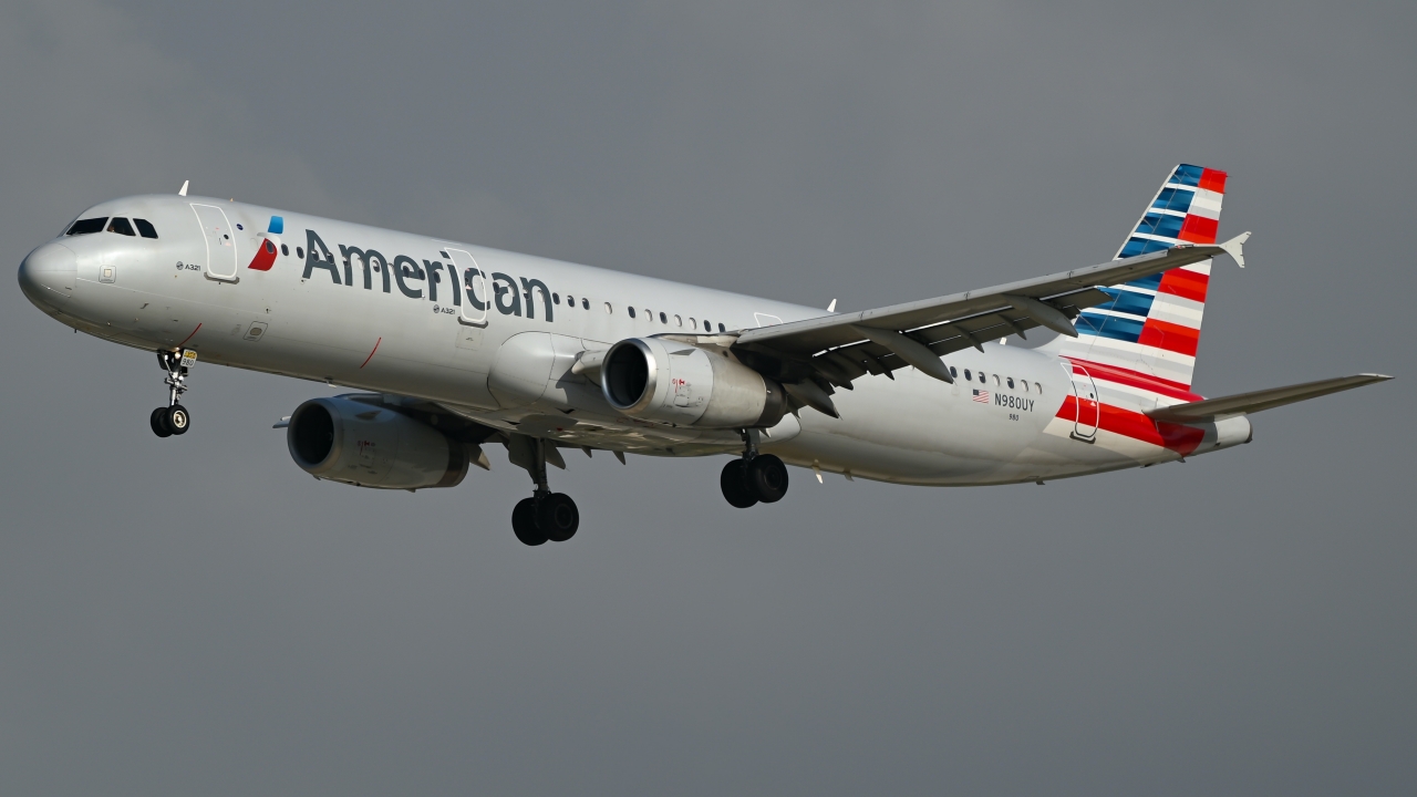 Full size: American Airlines Airbus A321-200 N980UY at Dallas-Fort Worth International Airport