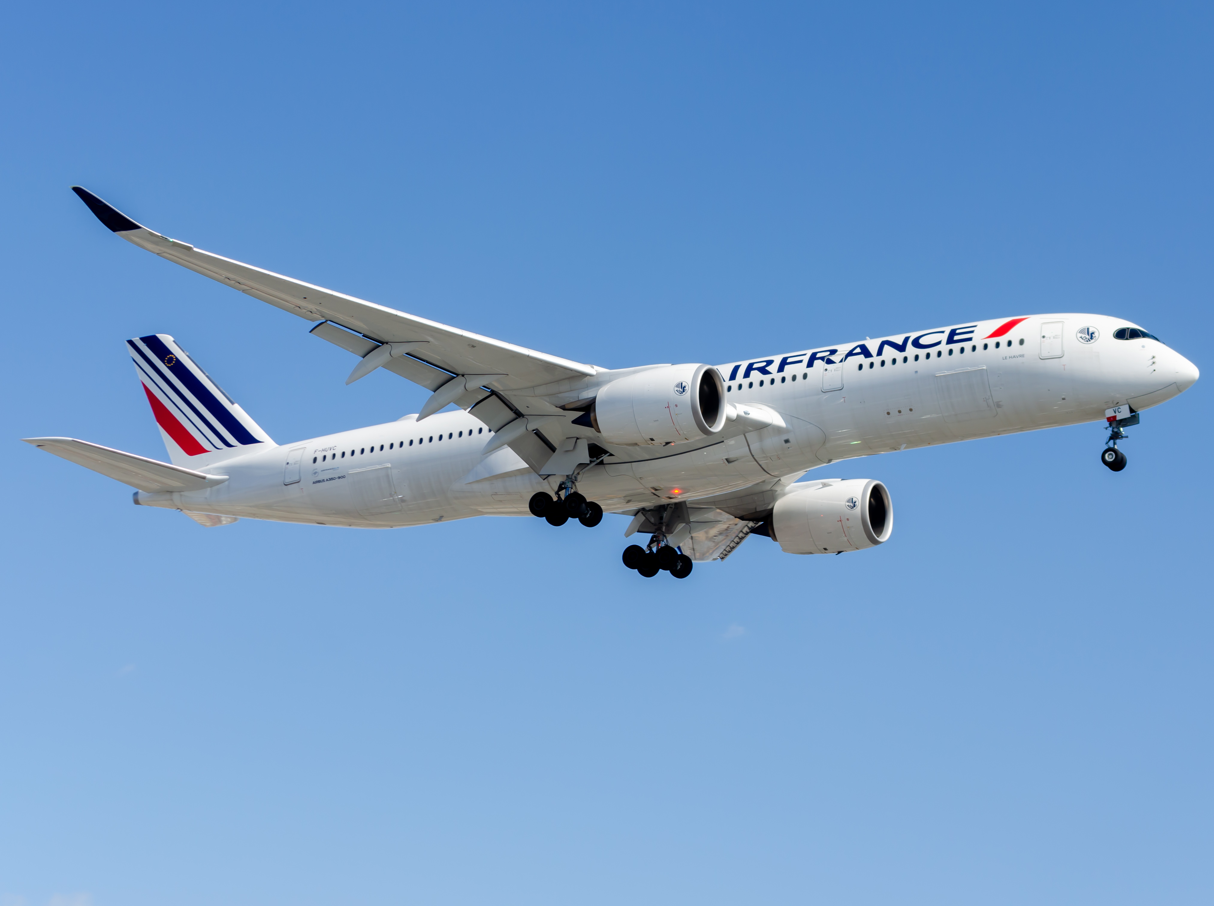 Full size: Air France Airbus A350-900 F-HUVC at Newark Liberty International Airport