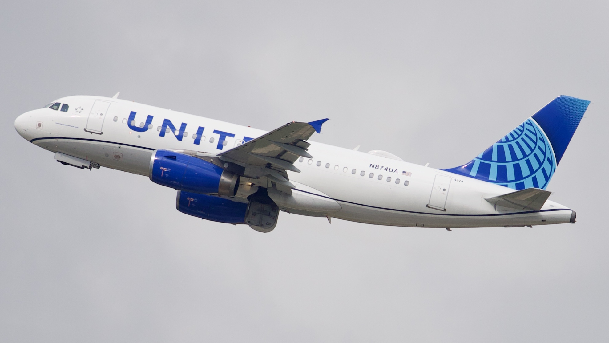 Full size: United Airlines Airbus A319 N874UA at Houston-George Bush Intercontinental Airport