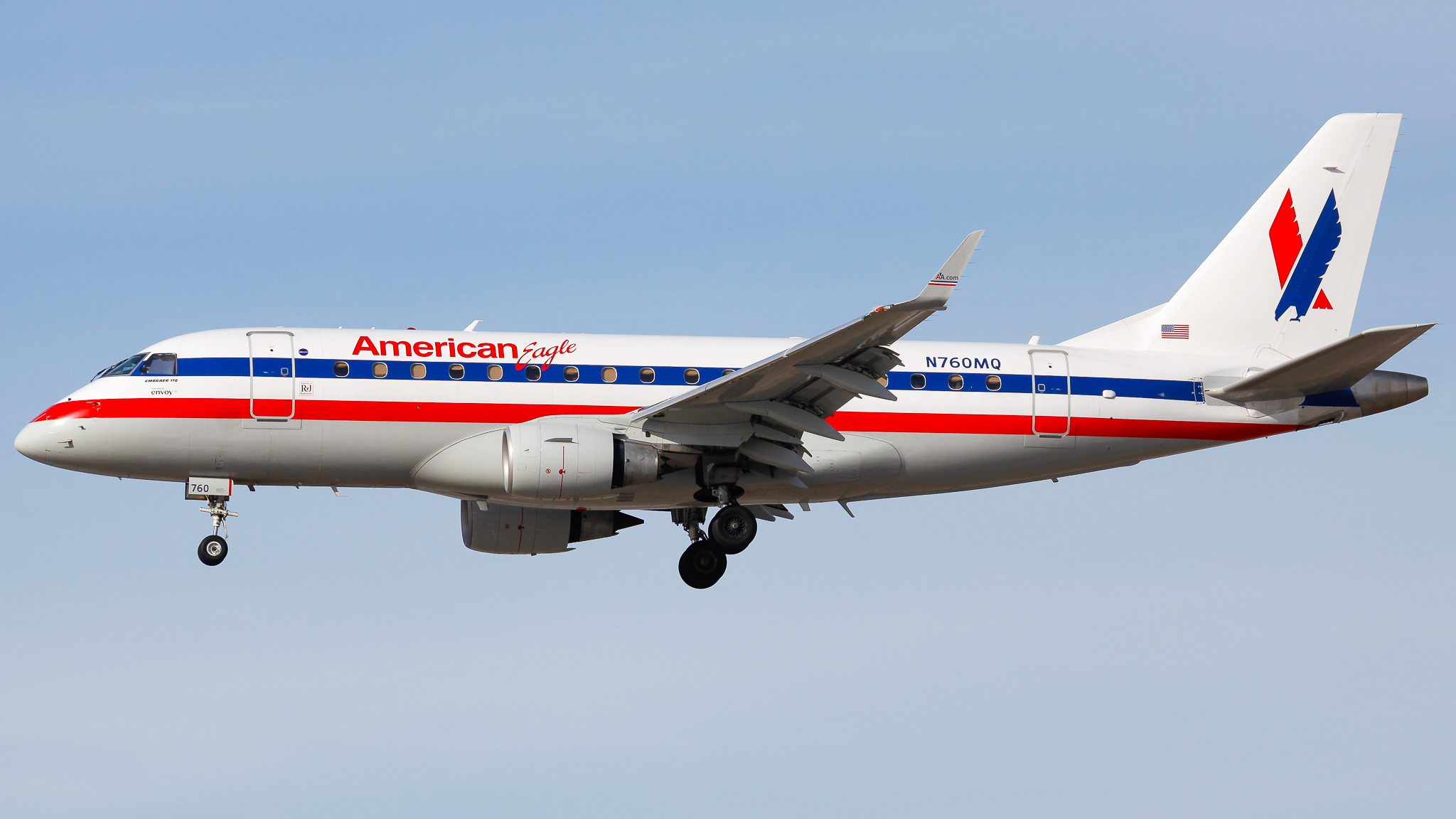 Full size: American Airlines Embraer E170 N760MQ at Chicago O'Hare International Airport