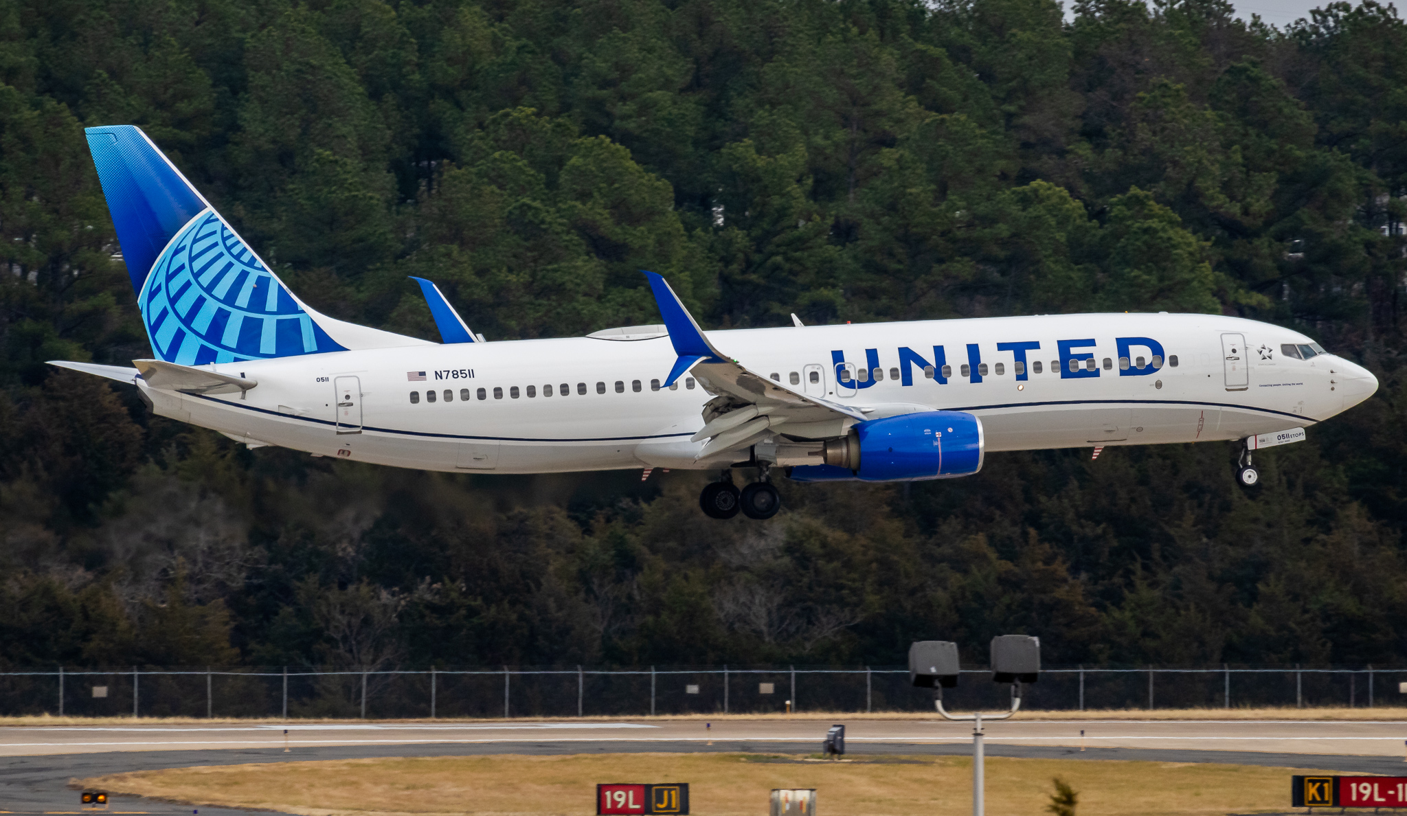 Full size: United Airlines Boeing 737-800 N78511 at Washington Dulles International Airport