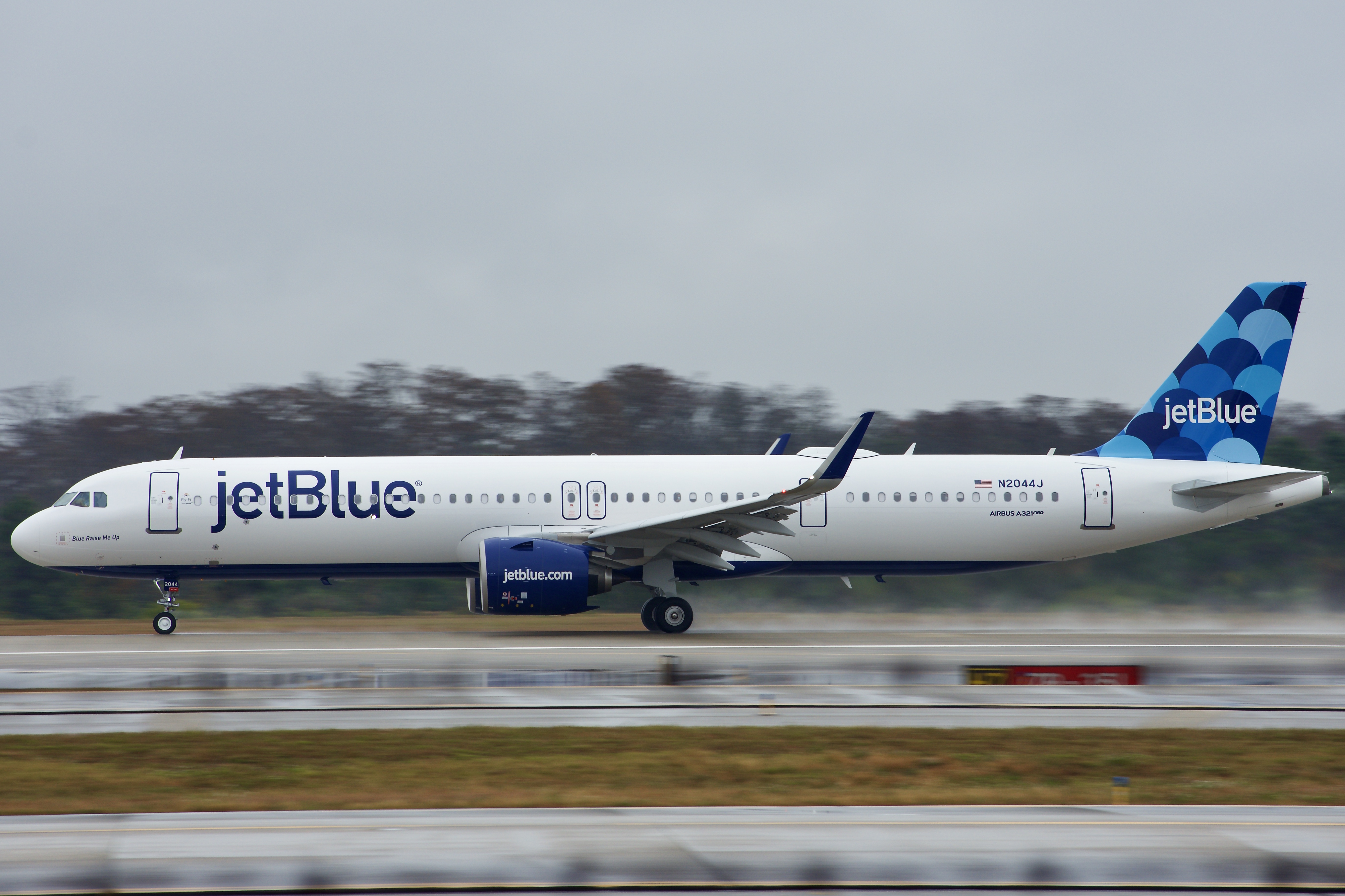 Full size: JetBlue Airways Airbus A321NEO N2044J at Orlando International Airport