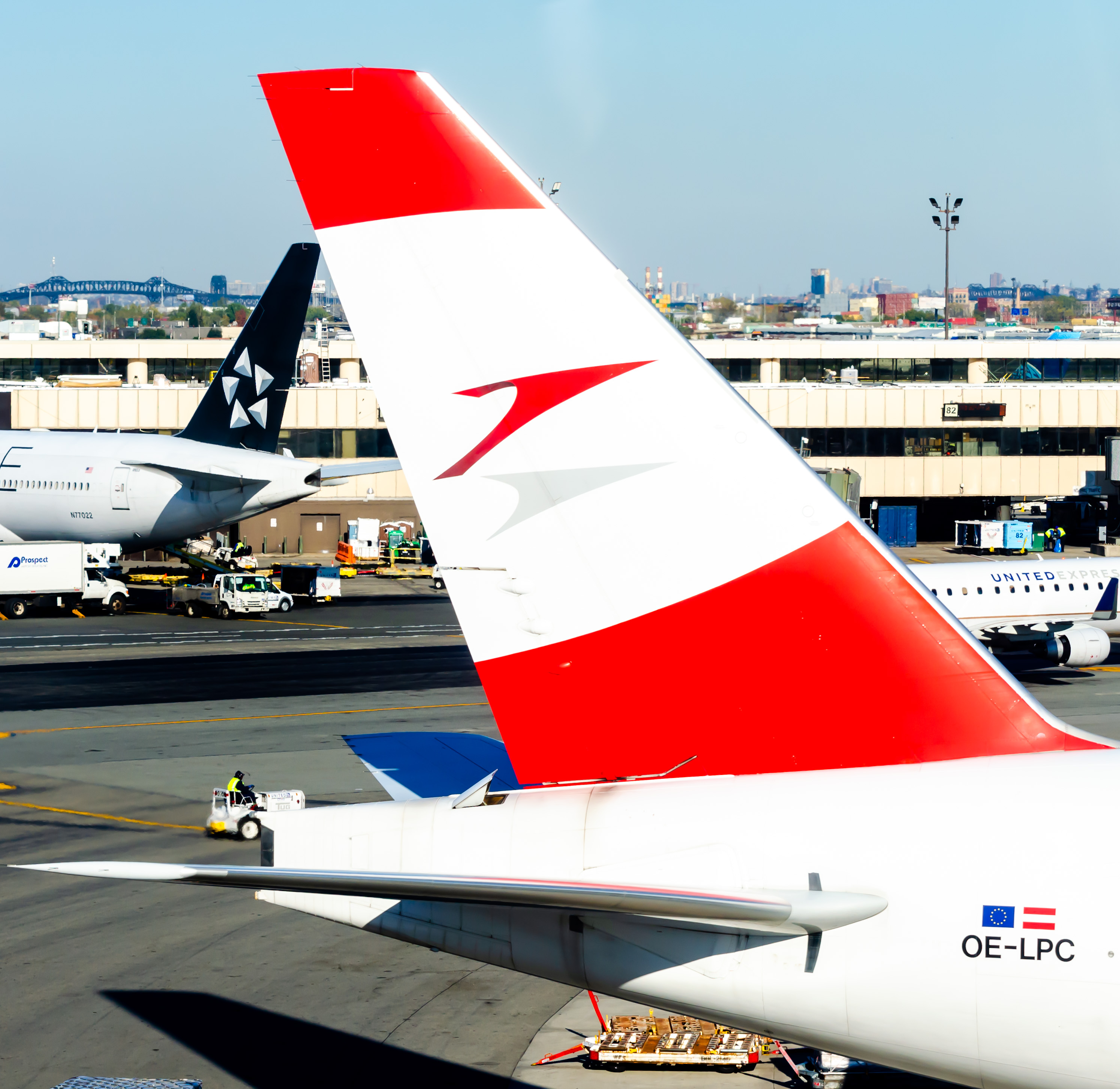 Full size: Austrian Airlines Boeing 777-200ER OE-LPC  at Newark Liberty International Airport