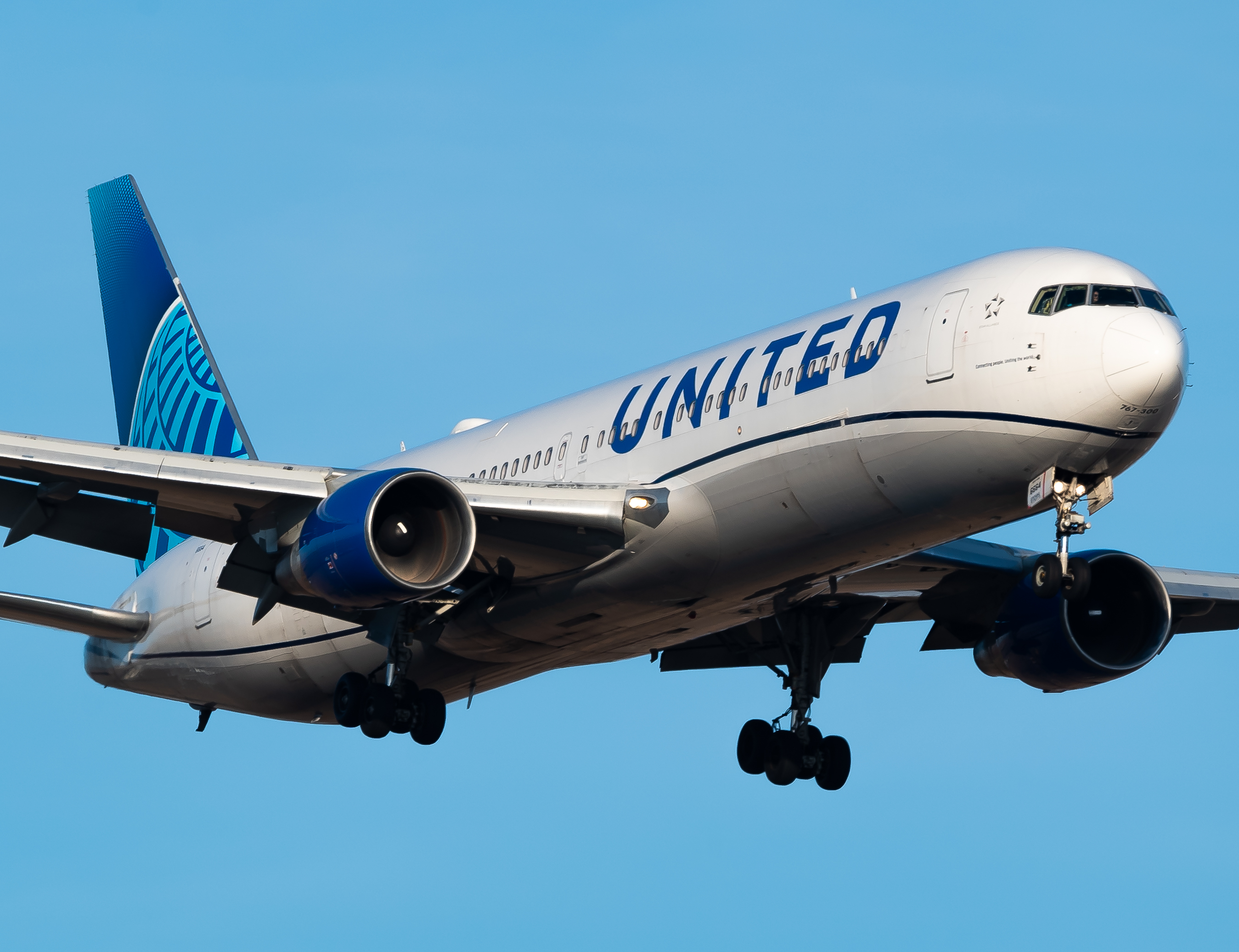 Full size: United Airlines Boeing 767-300ER N664UA at Wilmington Air Park