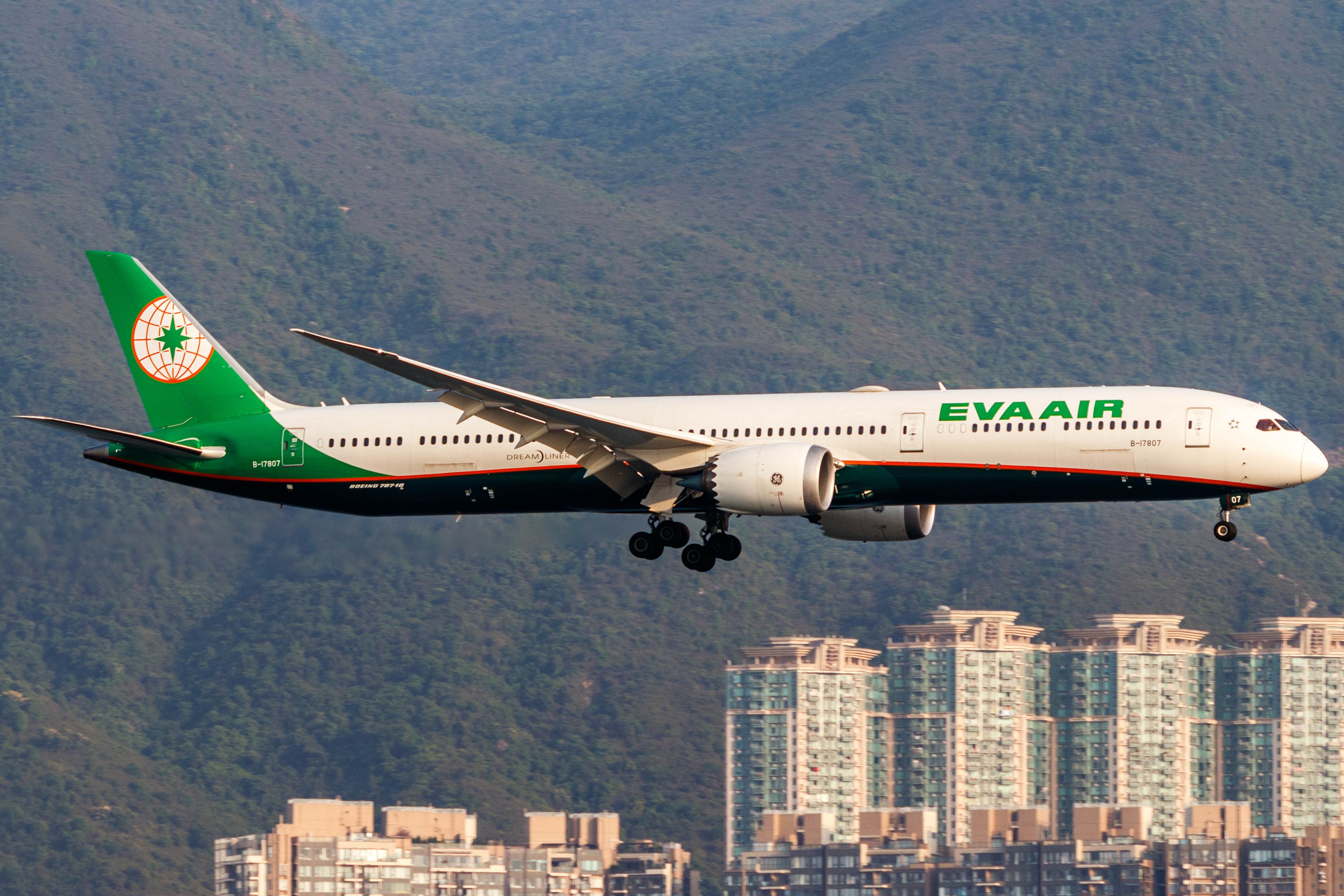Full size: EVA Air Boeing 787-10 B-17807 at Hong Kong International Airport