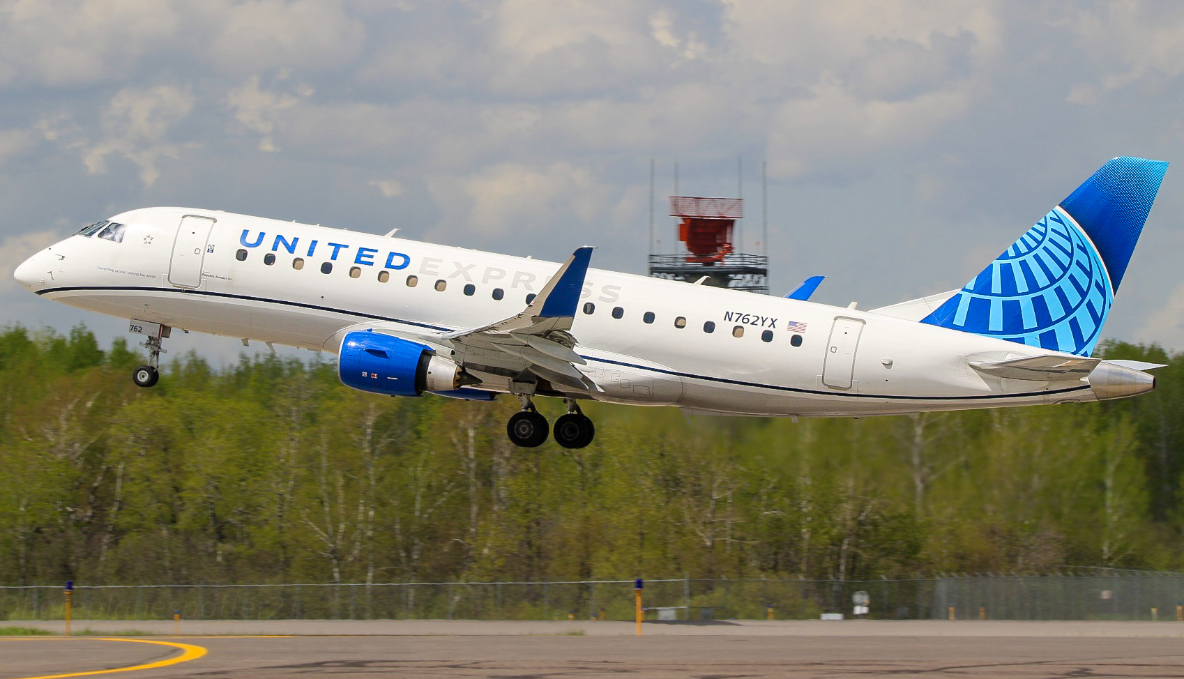 Full size: United Express Embraer E170 N762YX at Duluth International Airport
