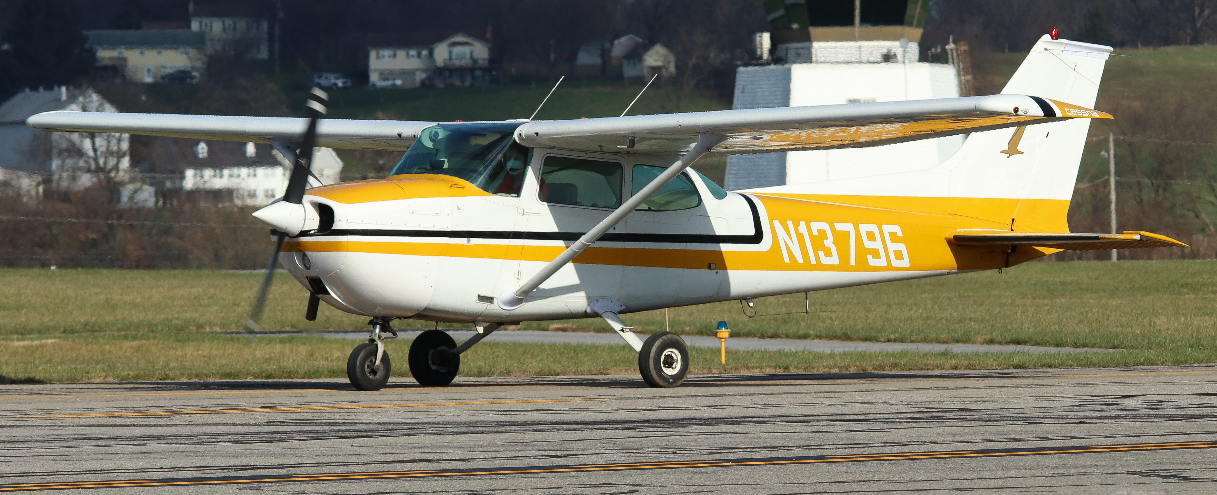 Full size: PRIVATE Cessna 172 N13796 at Lancaster Airport