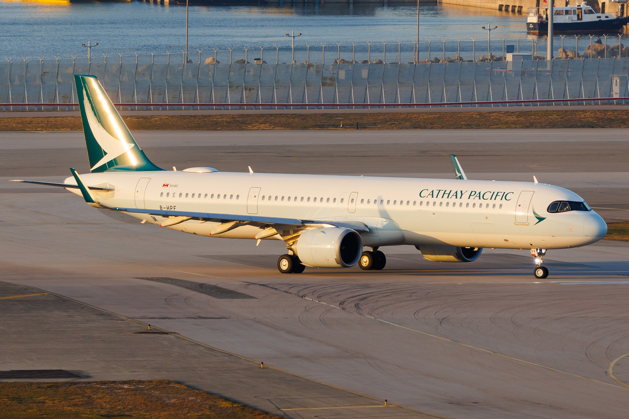 Full size: Cathay Pacific Airbus A321NEO B-HPF at Hong Kong International Airport