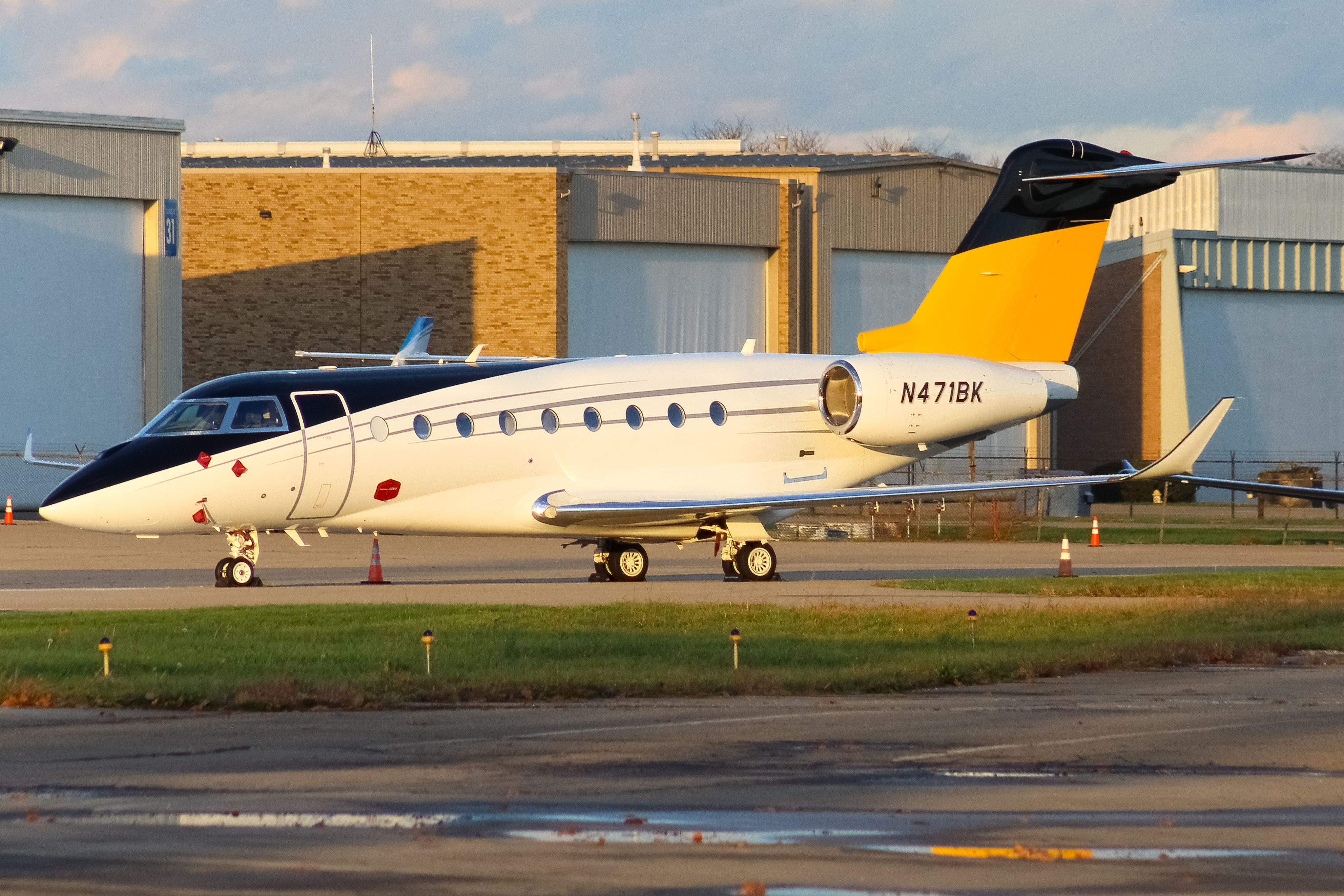 Full size: PRIVATE  Gulfstream G280 N471BK at Cincinnati Municipal Airport/Lunken Field