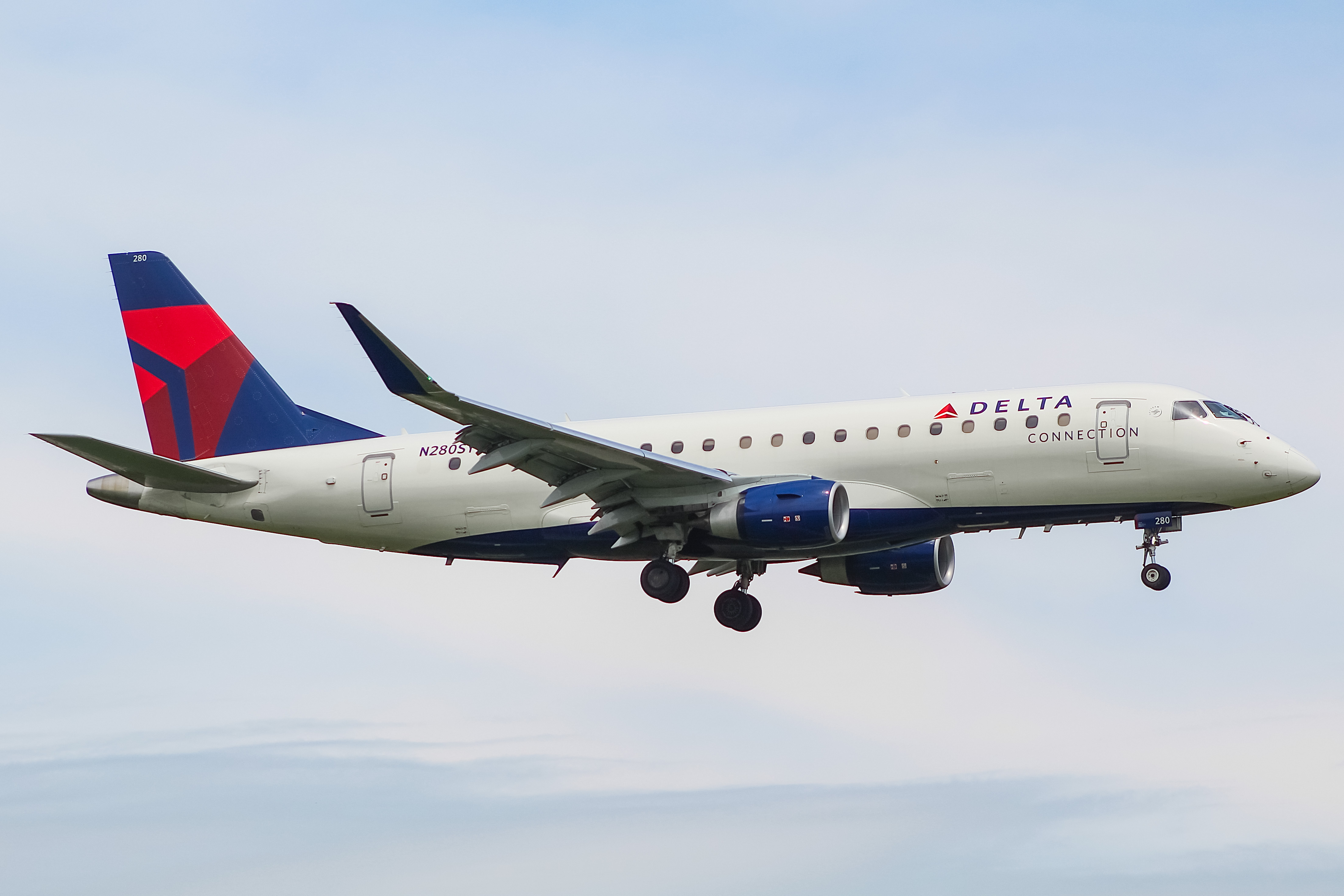Full size: Delta Connection Embraer E175 N280SY at General Mitchell International Airport
