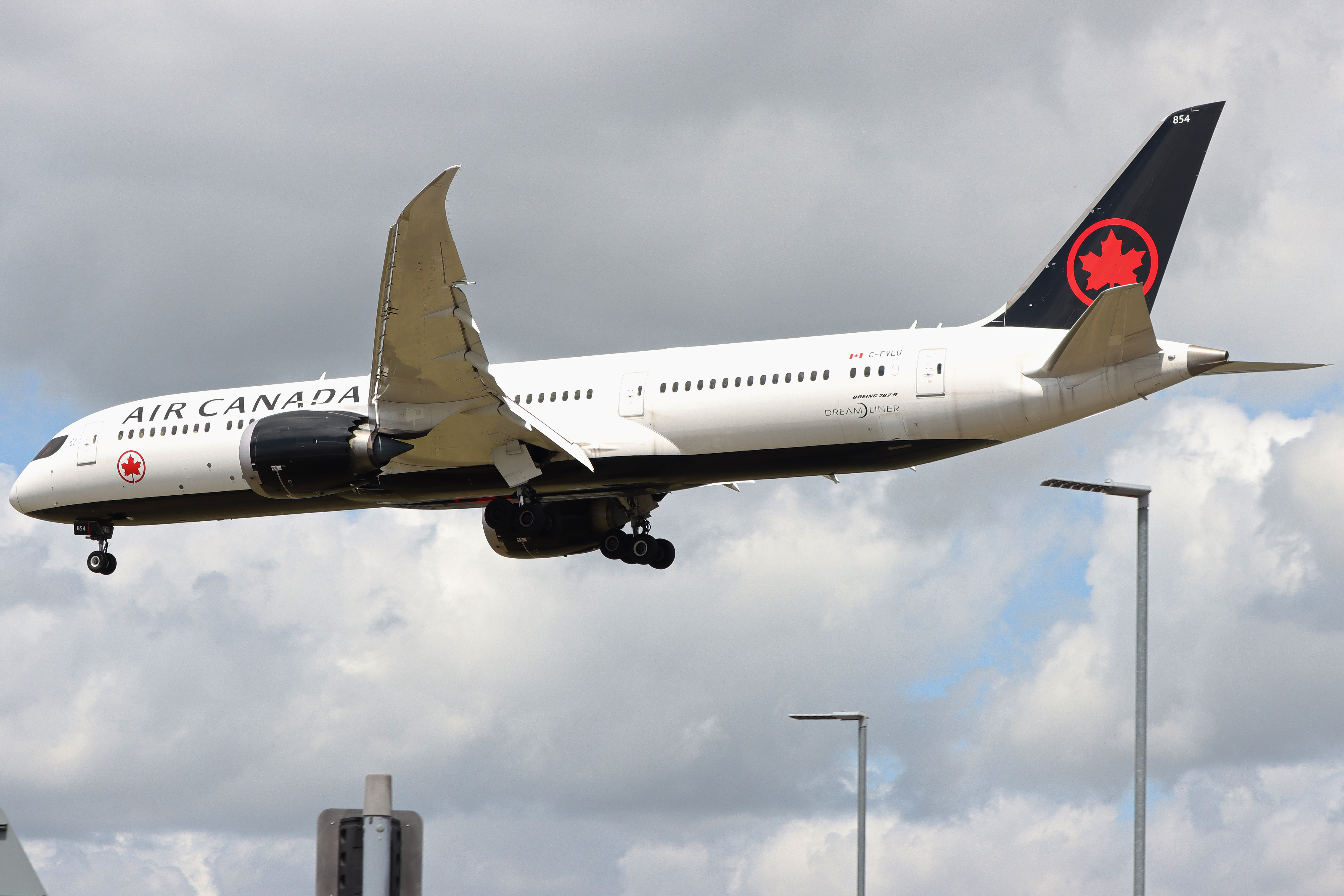 Full size: Air Canada Boeing 787-9 C-FVLU at London Heathrow International Airport