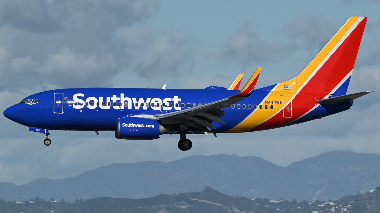 Full size: Southwest Airlines Boeing 737-700 N444WN at Los Angeles International Airport