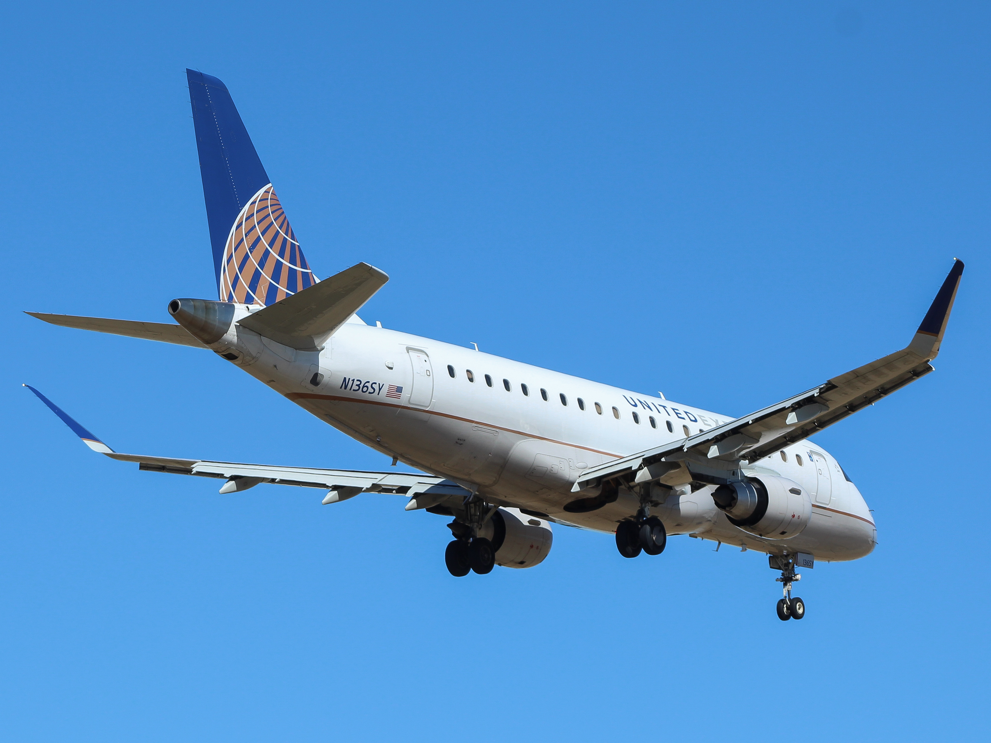 Full size: United Express Embraer E175 N136SY at General Mitchell International Airport