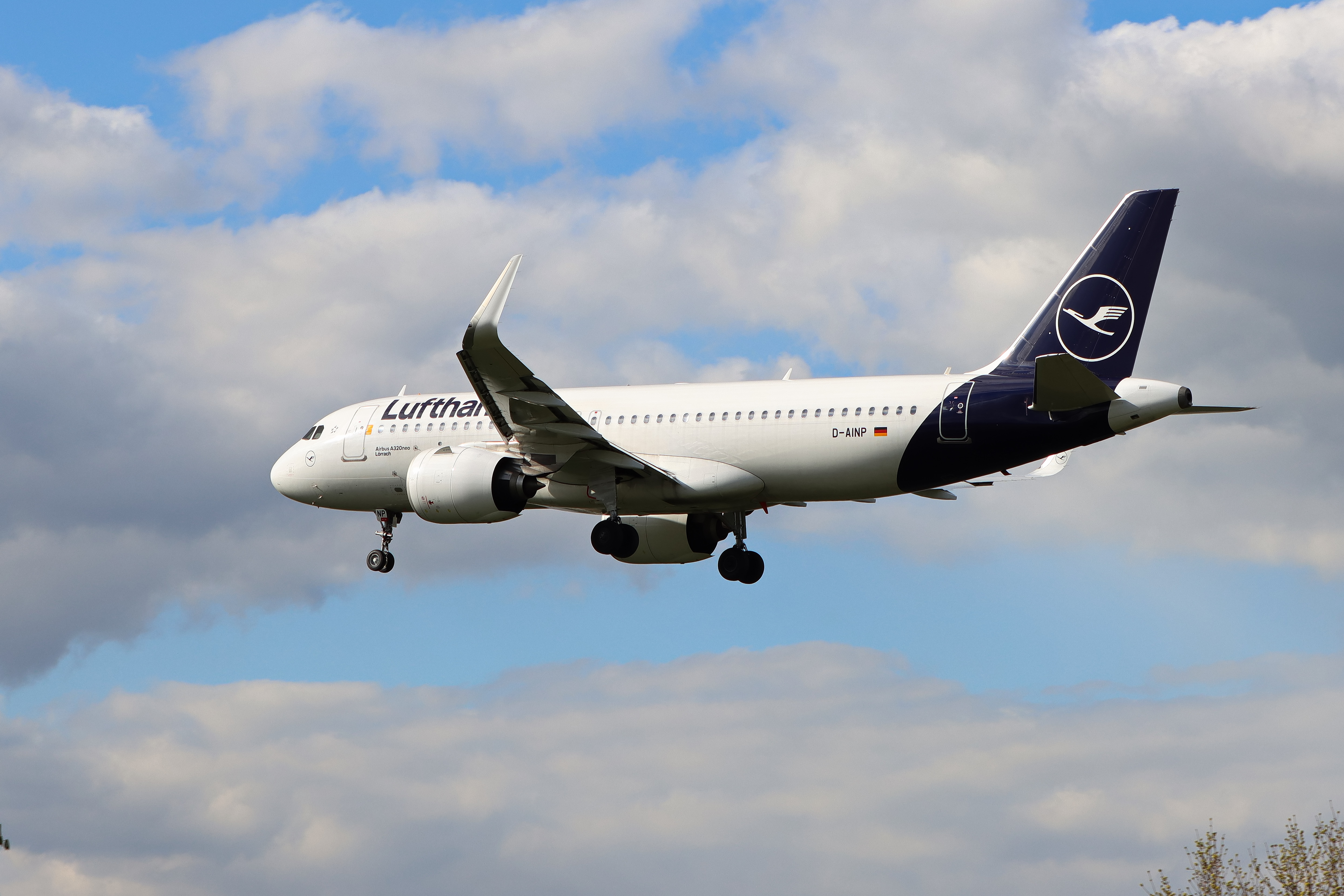 Full size: Lufthansa Airbus A320NEO D-AINP at London Heathrow International Airport