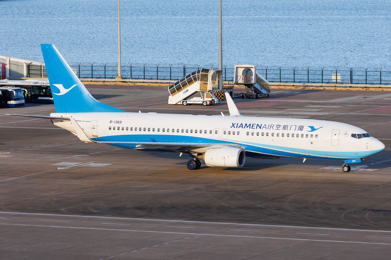 Full size: Xiamen Air Boeing 737-800 B-1369 at Macau International Airport