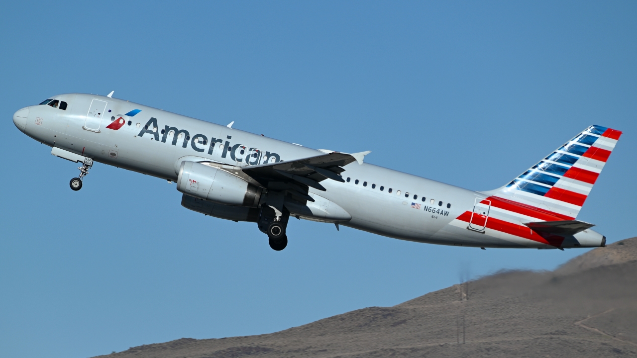 Full size: American Airlines Airbus A320 N664AW at Reno/Tahoe International Airport