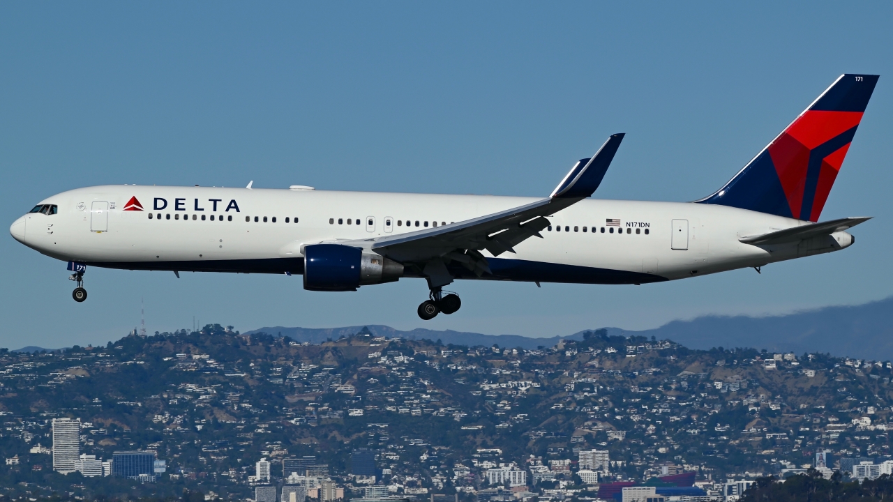 Full size: Delta Airlines Boeing 767-300ER N171DN at Los Angeles International Airport