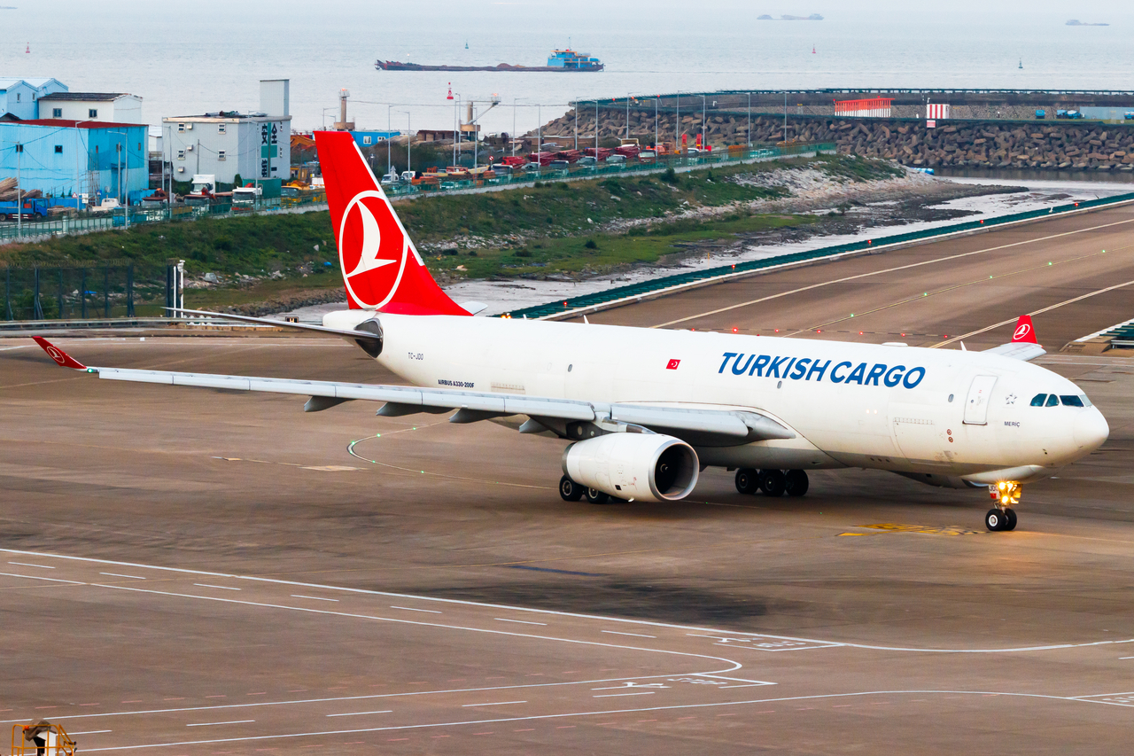 Full size: Turkish Airlines Cargo Airbus A330-200F TC-JDO at Macau International Airport