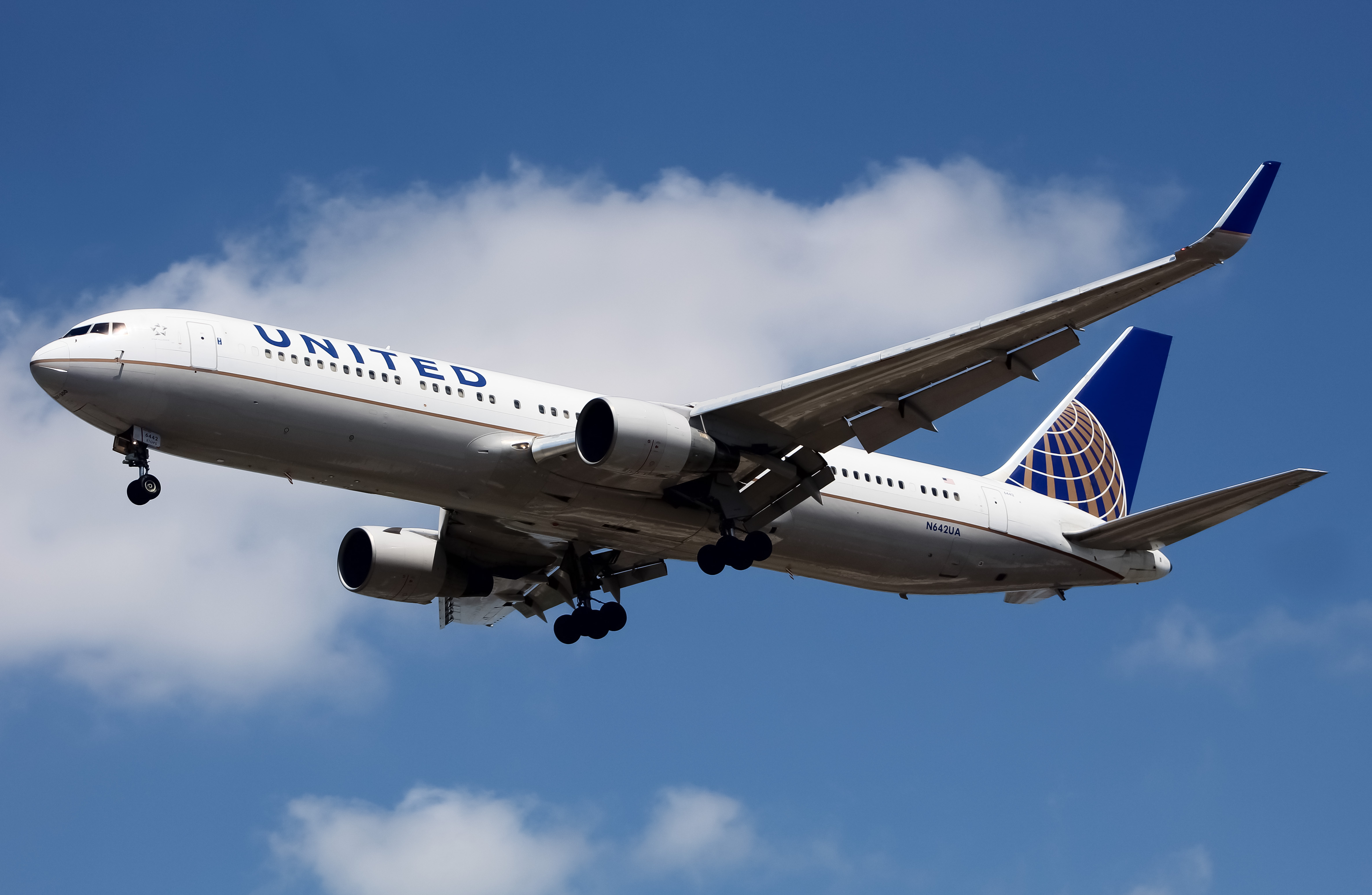 Full size: United Airlines Boeing 767-300ER N642UA at Newark Liberty International Airport