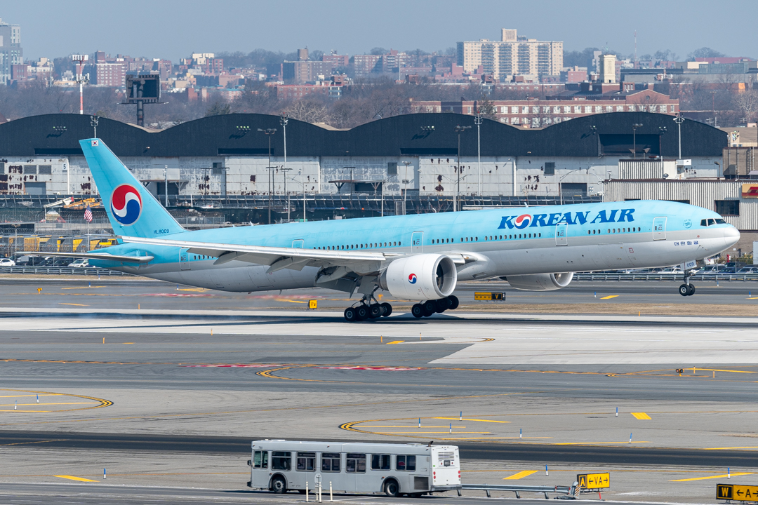 Full size: Korean Air Boeing 777-300ER HL8009 at John F. Kennedy International Airport