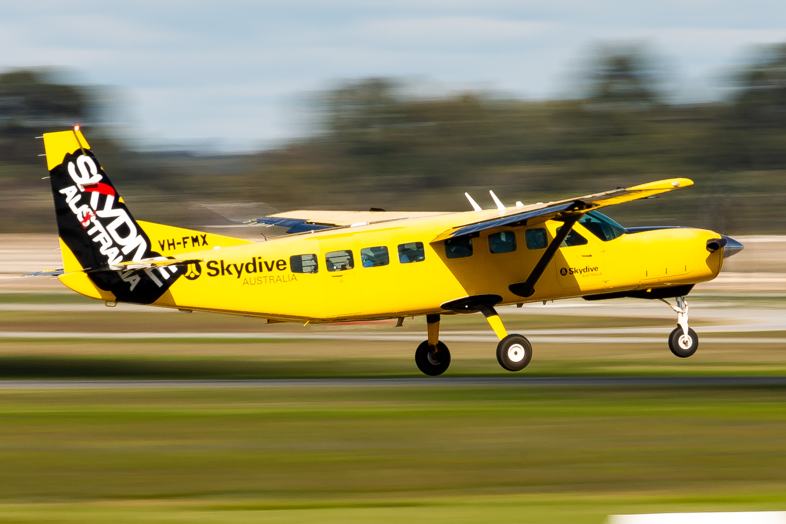 Full size: Skydive Australia Cessna 208 Grand Caravan VH-FMX at Perth Jandakot Airport