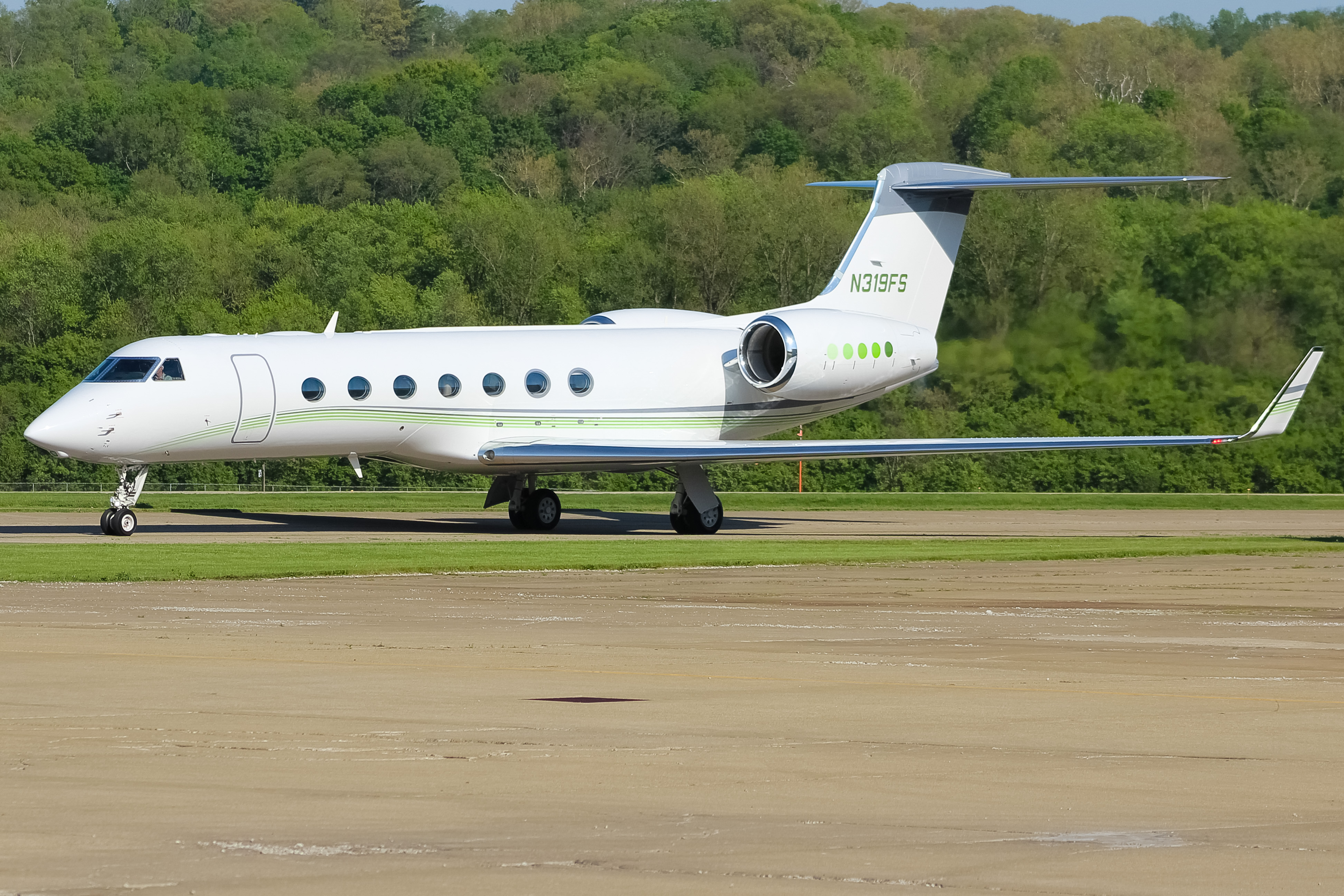Full size: PRIVATE  Gulfstream G550 N319FS at Cincinnati Municipal Airport/Lunken Field