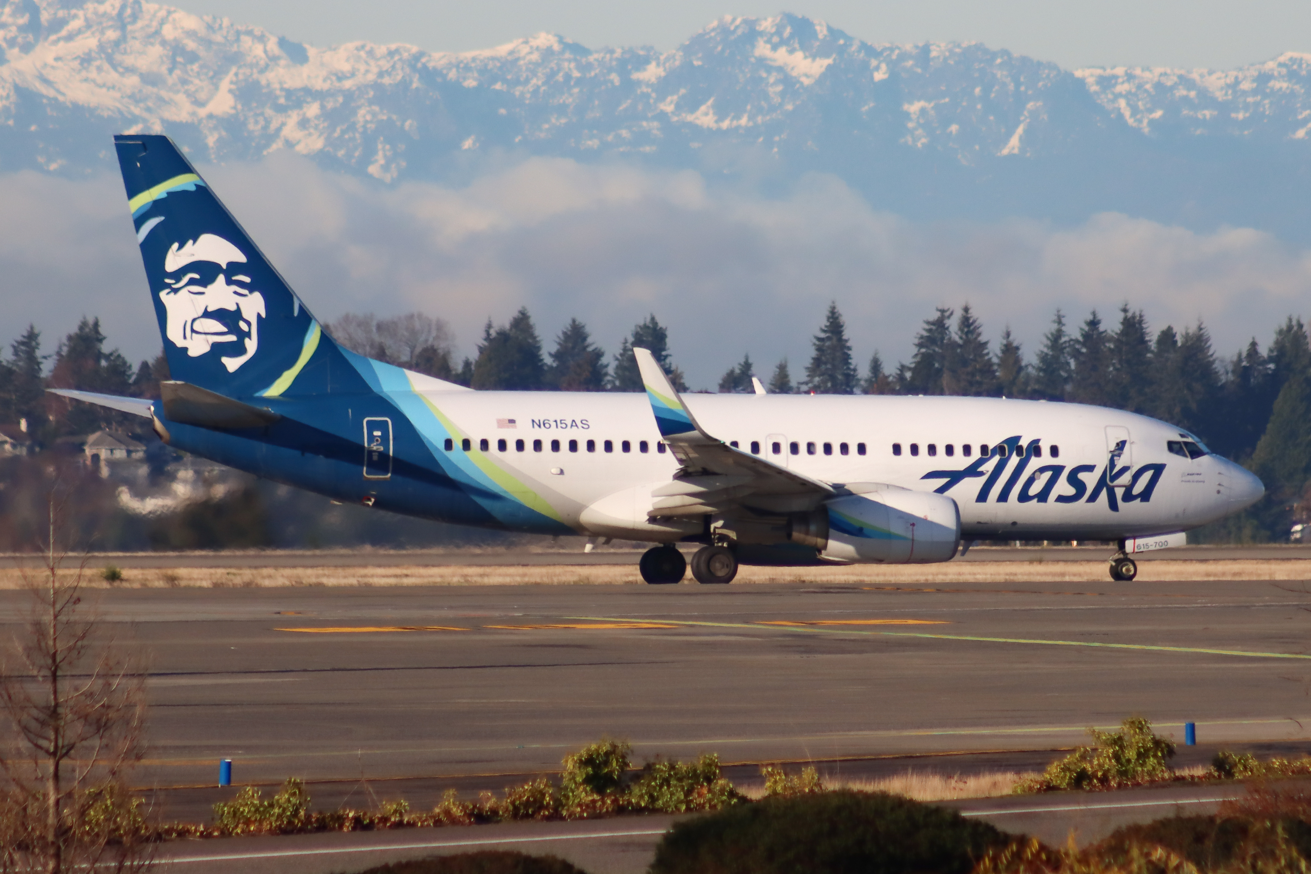 Full size: Alaska Airlines Boeing 737-700 N615AS at Seattle-Tacoma International Airport