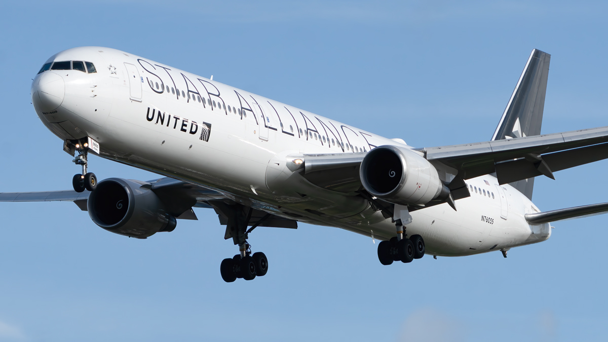 Full size: United Airlines Boeing 767-400ER N76055 at London Heathrow International Airport