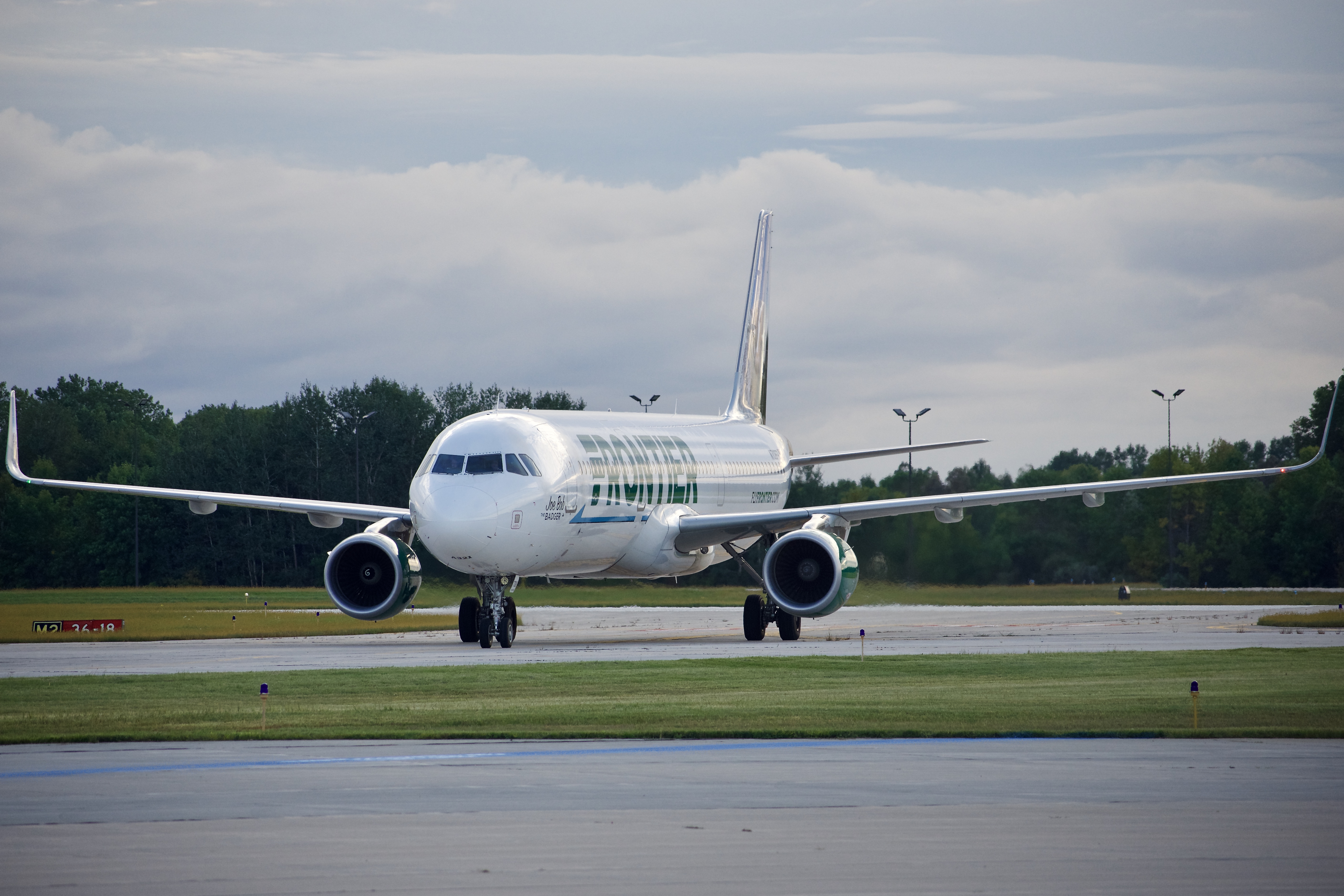 Full size: Frontier Airlines Airbus A321-200 N708FR at Green Bay-Austin Straubel International Airport