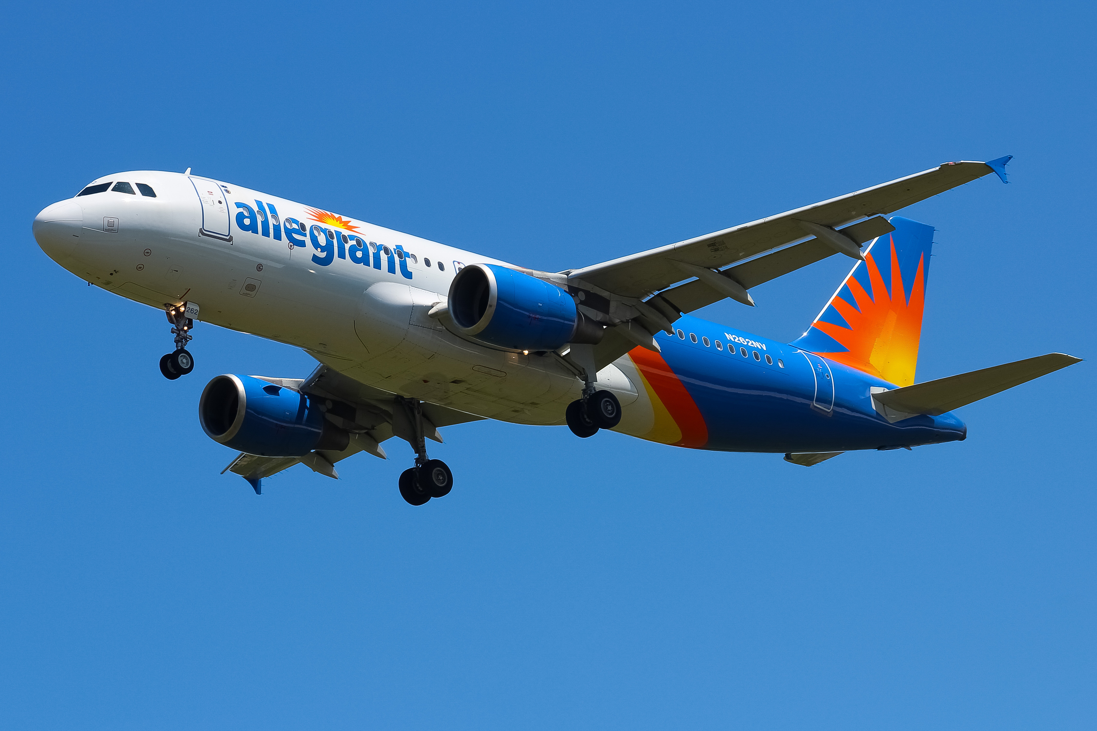 Full size: Allegiant Air Airbus A320 N262NV at Cincinnati/Northern Kentucky International Airport