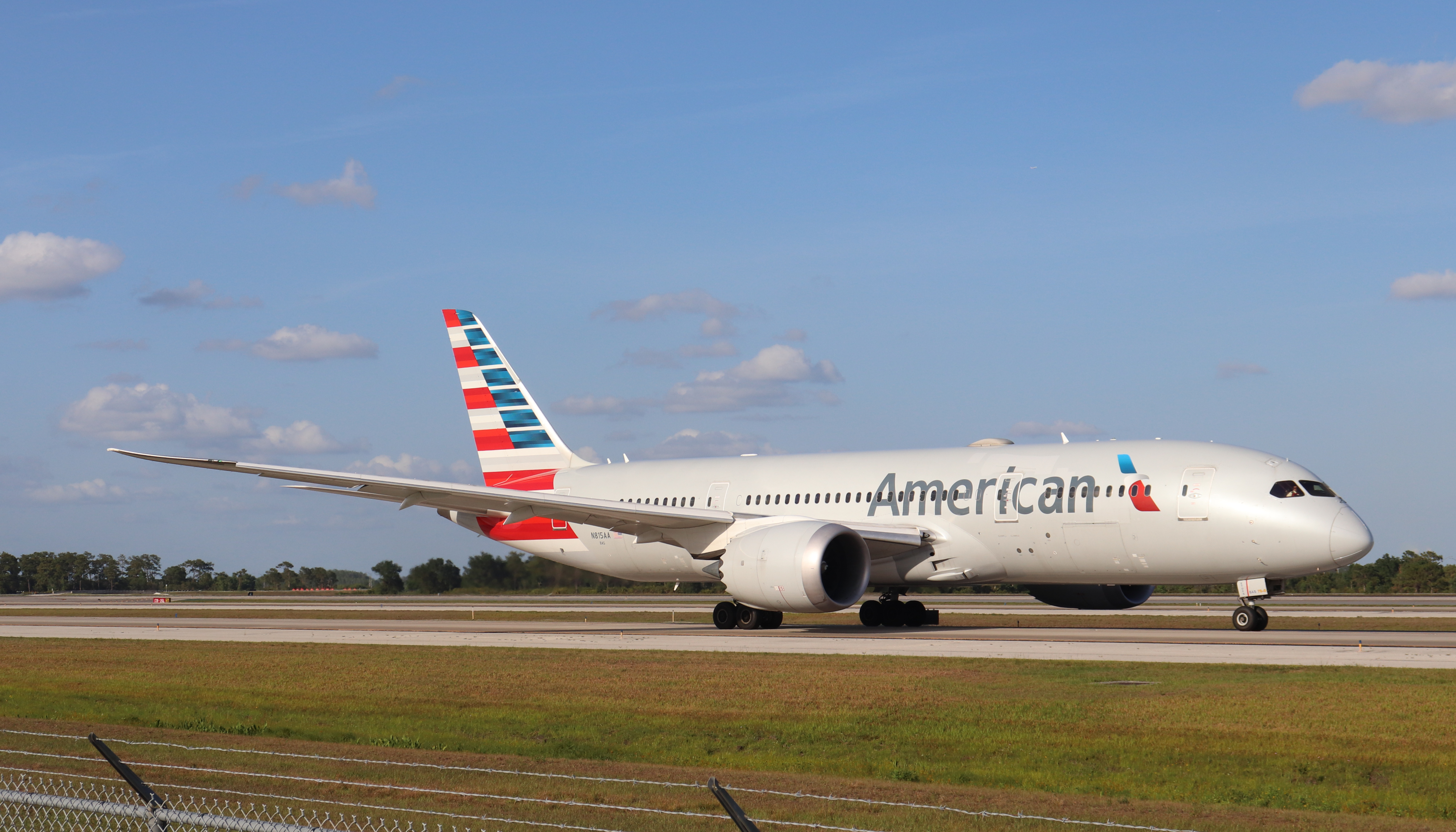 Full size: American Airlines Boeing 787-8 N815AA at Orlando International Airport